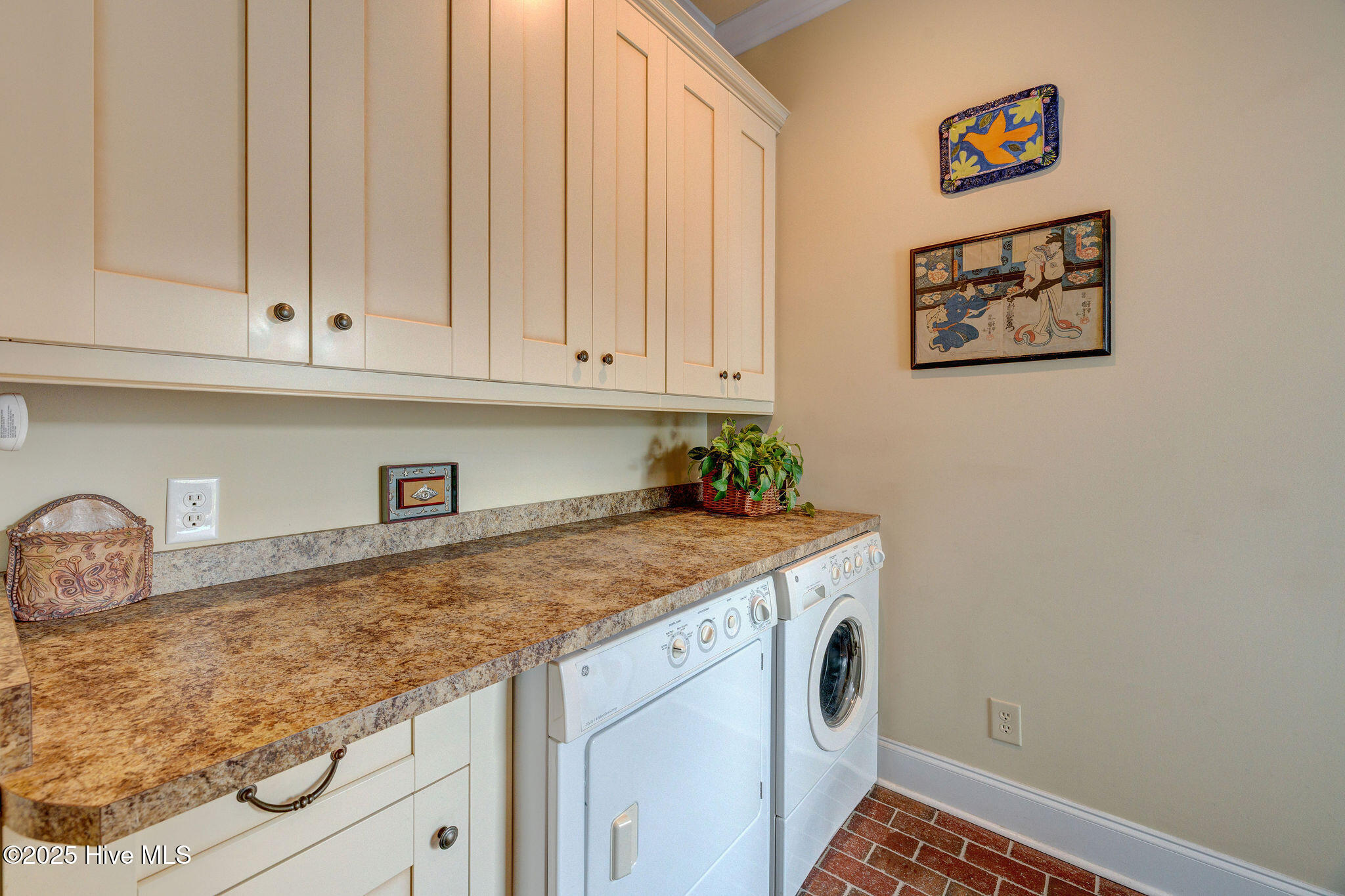 Wilmington, North Carolina, 28401, United States, 4 Bedrooms Bedrooms, ,3 BathroomsBathrooms,Residential,For Sale,1874502