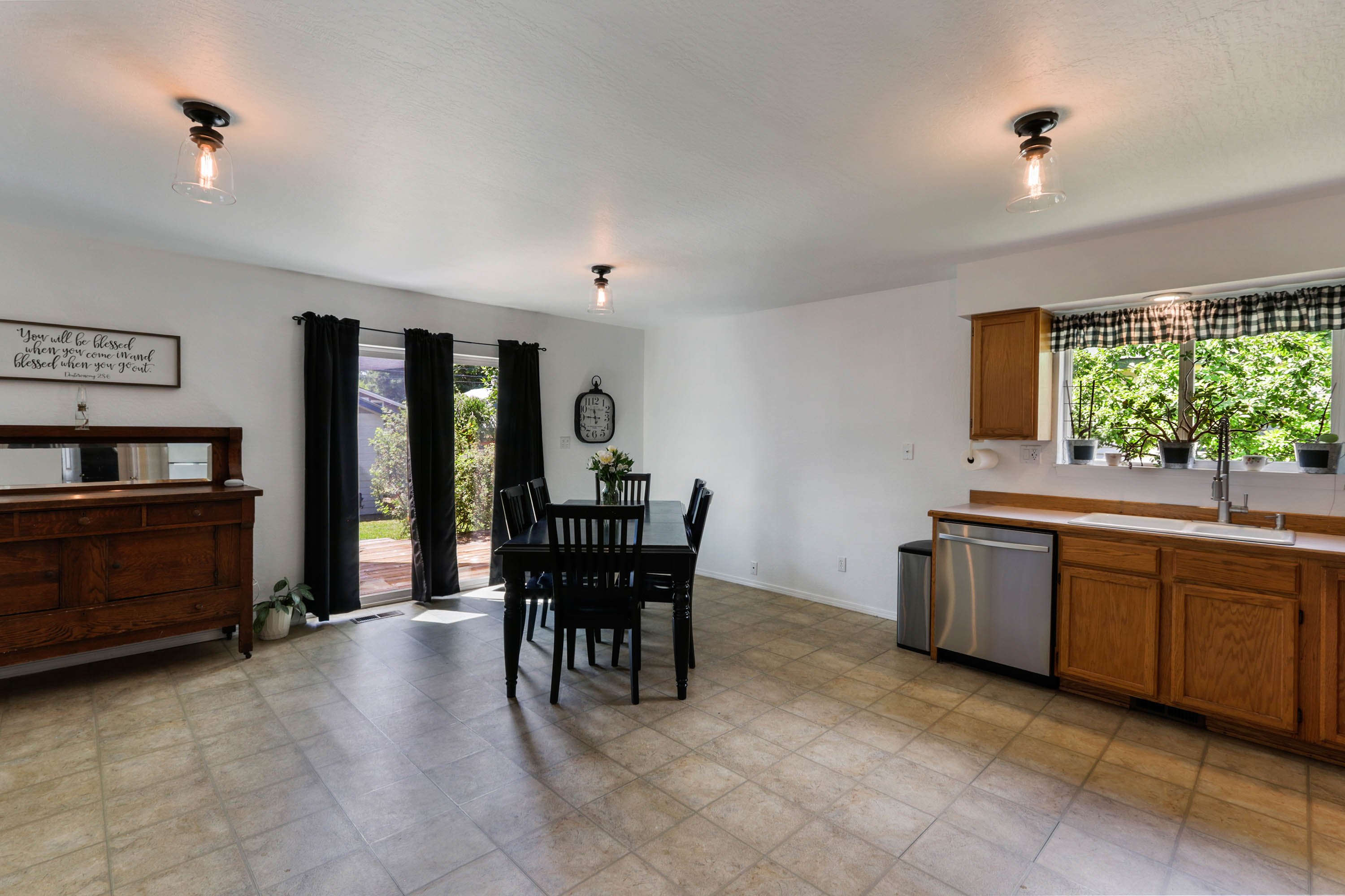 Sandpoint, Idaho, 83864, United States, 4 Bedrooms Bedrooms, ,2 BathroomsBathrooms,Residential,For Sale,1928648
