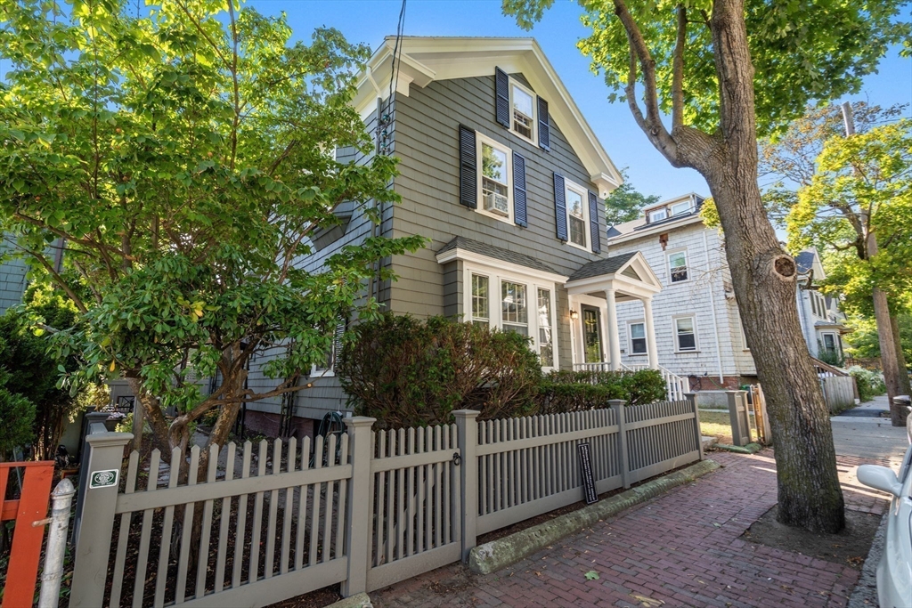 Cambridge, Massachusetts, 02139, United States, 3 Bedrooms Bedrooms, ,2 BathroomsBathrooms,Residential,For Sale,1940619