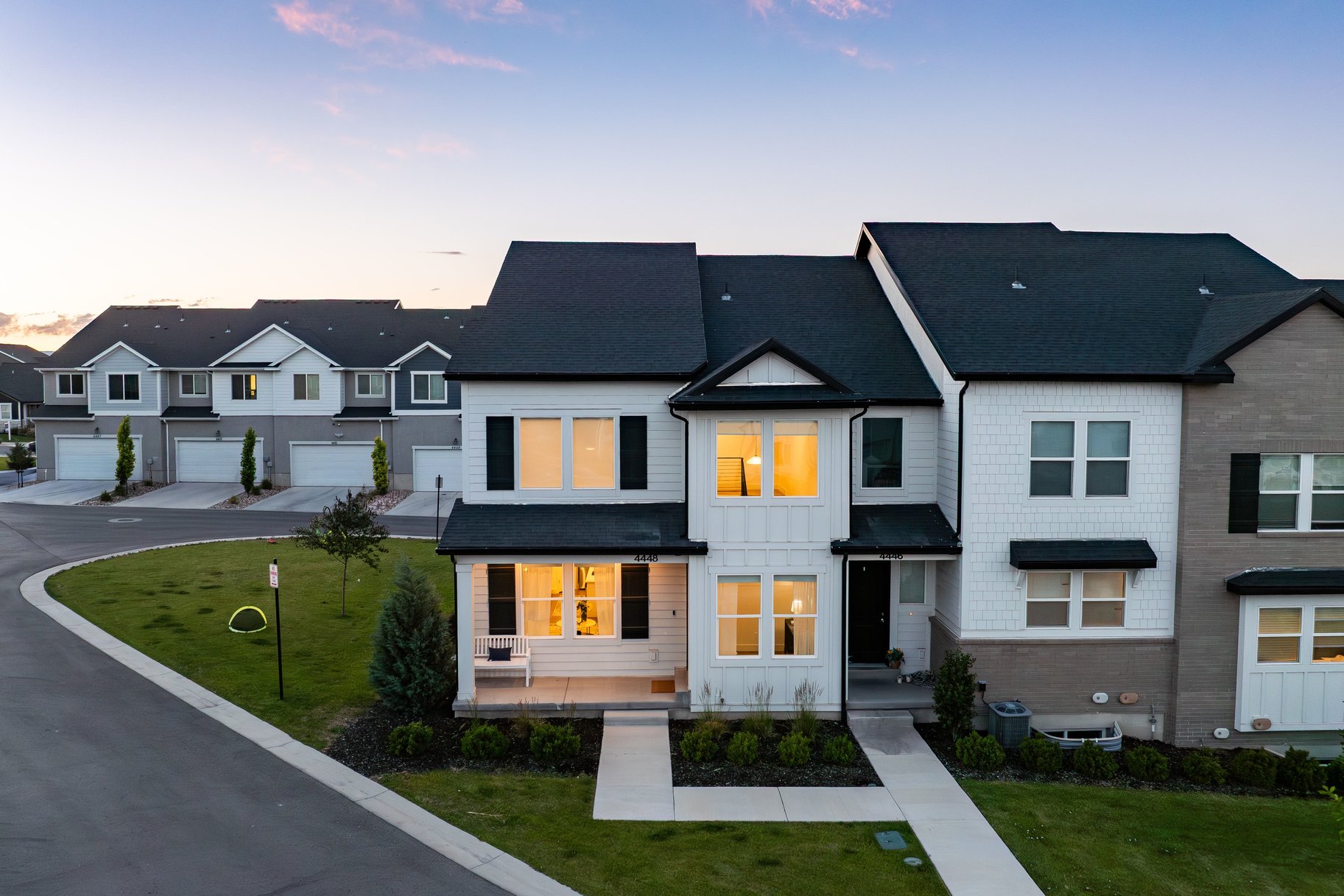  Stylish End-Unit Townhome - 物件實景