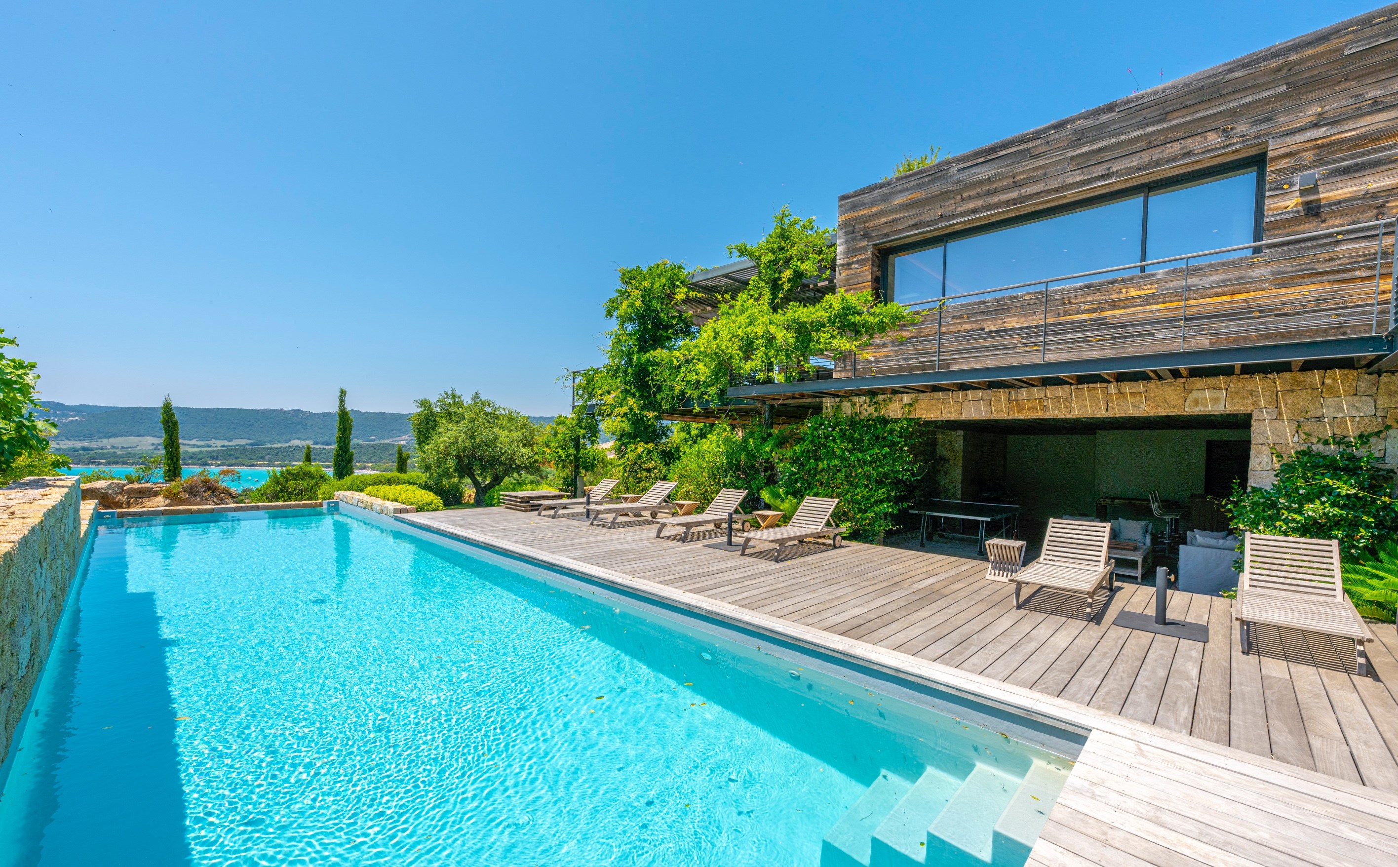  ARCHITECT-DESIGNED VILLA - PRIVATE WXATERFRONT ESTATE OF CALA D