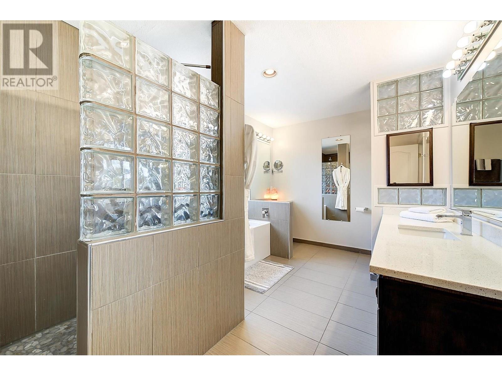 KELOWNA, British Columbia, V1V 2G6, CA, 5 Bedrooms Bedrooms, ,4 BathroomsBathrooms,Residential,For Sale,1838438