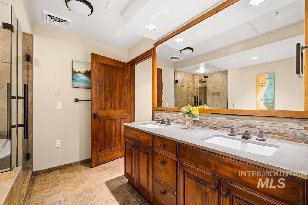 McCall, Idaho, 83638, United States, 2 Bedrooms Bedrooms, ,2 BathroomsBathrooms,Residential,For Sale,1979037