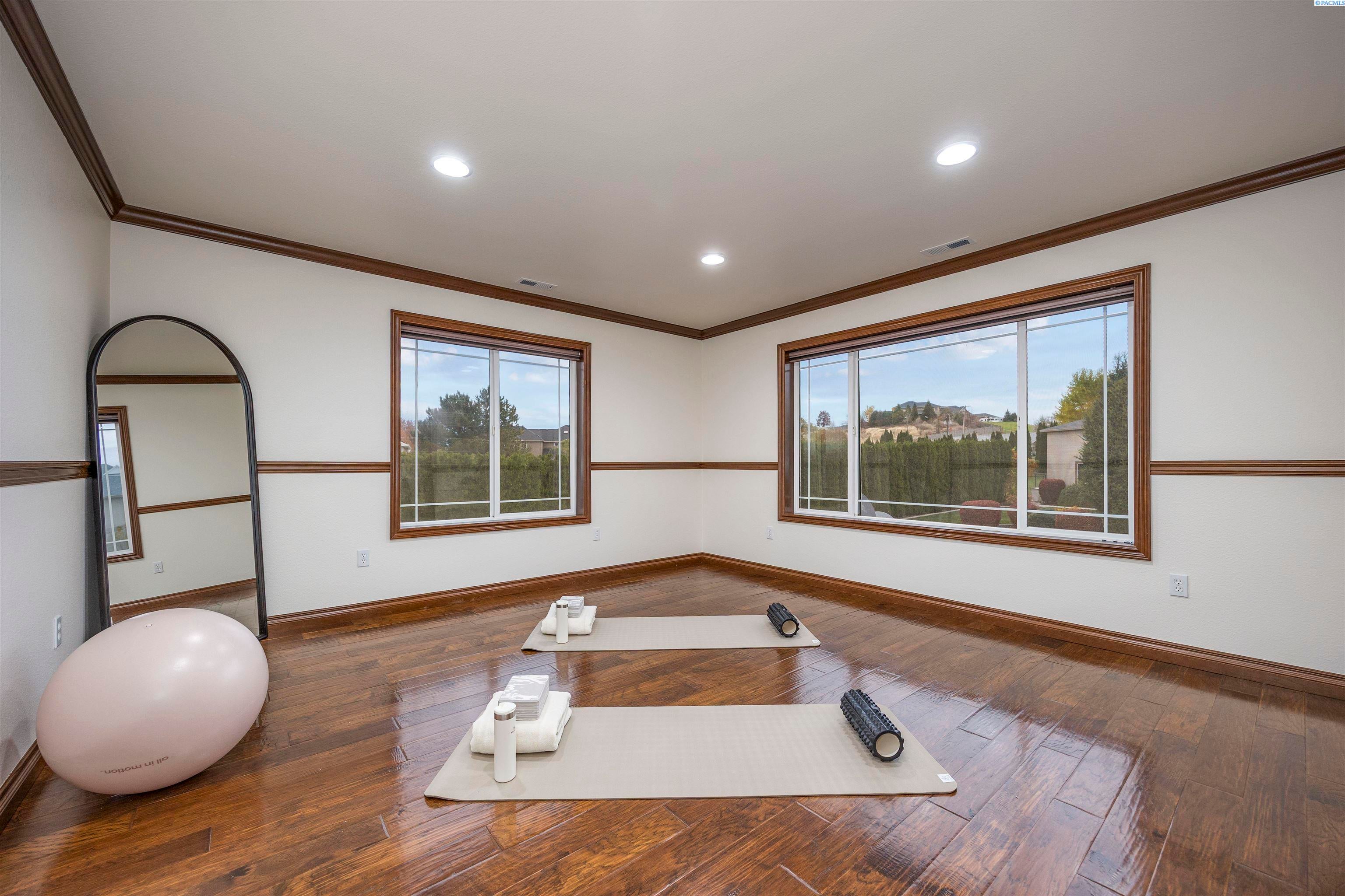 Pasco, Washington, 99301, United States, 5 Bedrooms Bedrooms, ,4 BathroomsBathrooms,Residential,For Sale,1988519