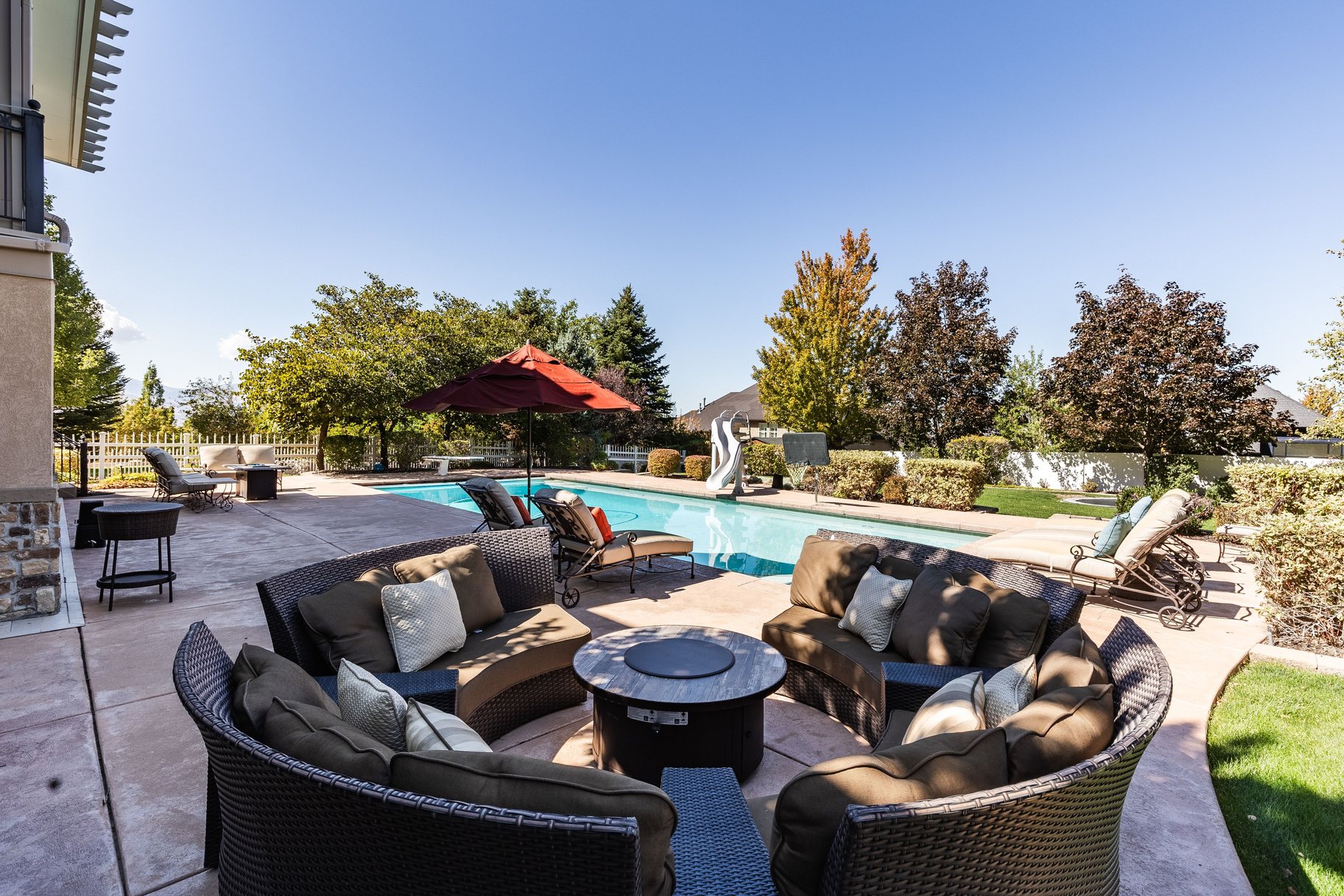  Stately Gated-Community Estate on Nearly Half an Acre: Vaulted Ceilings, Valley - 物件實景
