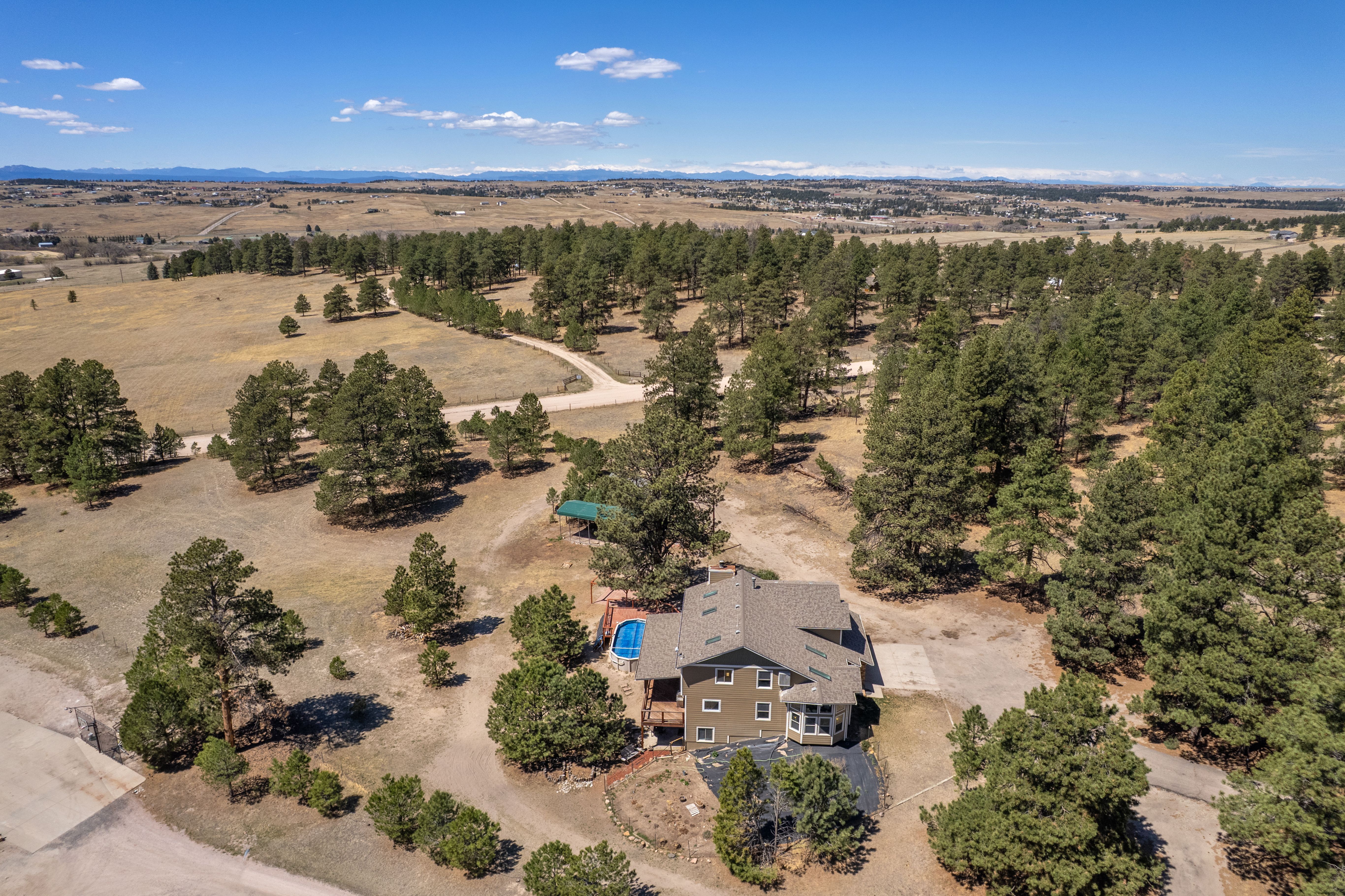  Set behind a gated entry on two and a half wooded acres - 物件實景