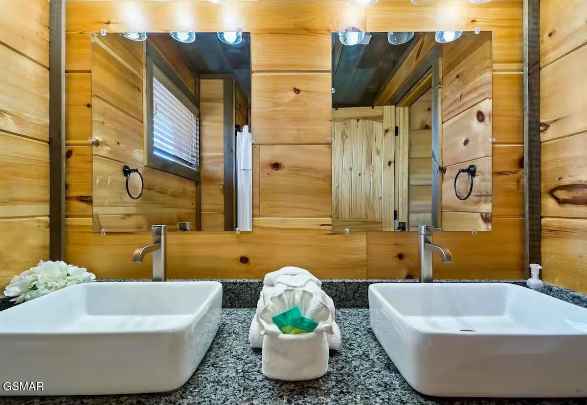 Sevierville, Tennessee, 37876, United States, 3 Bedrooms Bedrooms, ,5 BathroomsBathrooms,Residential,For Sale,1976900