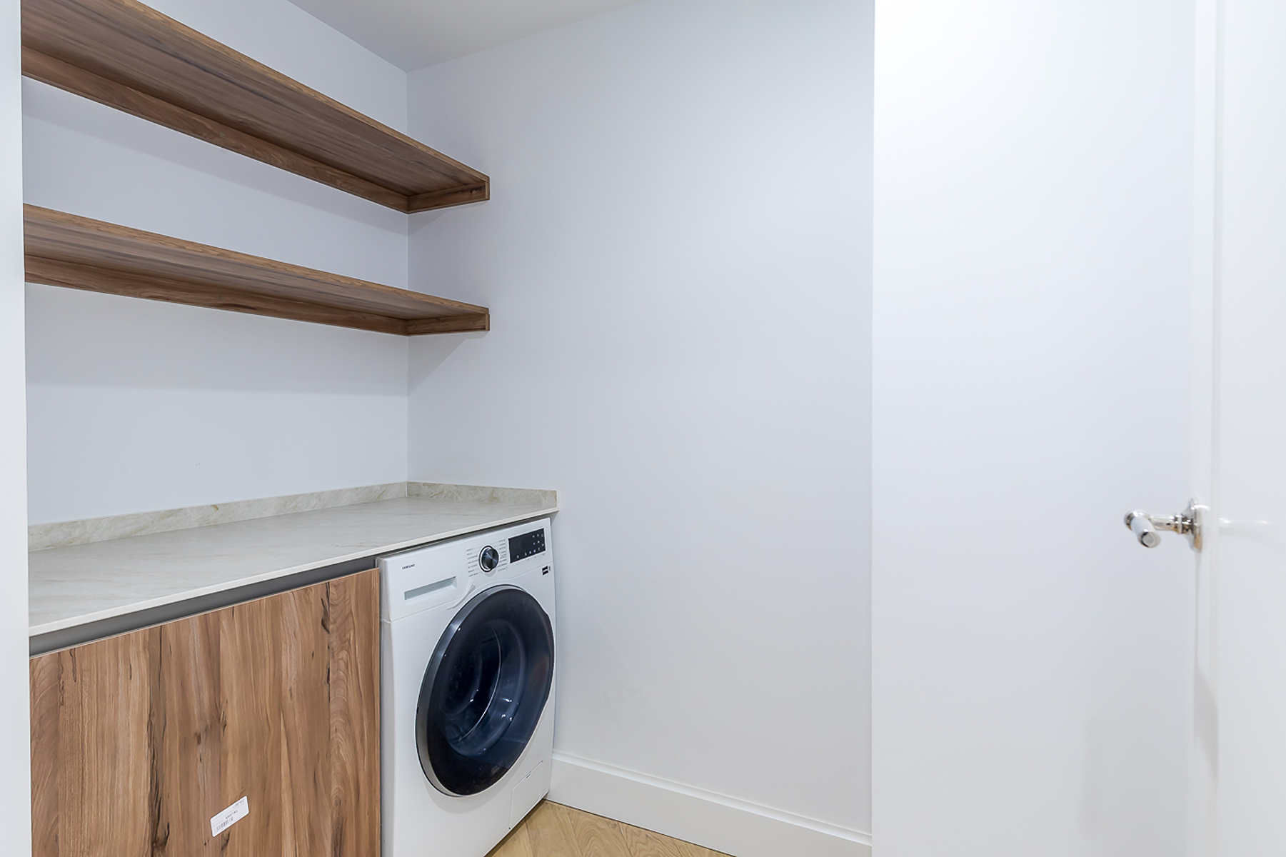  Flat with large terrace, balcony, parking, and storage room - 物件實景