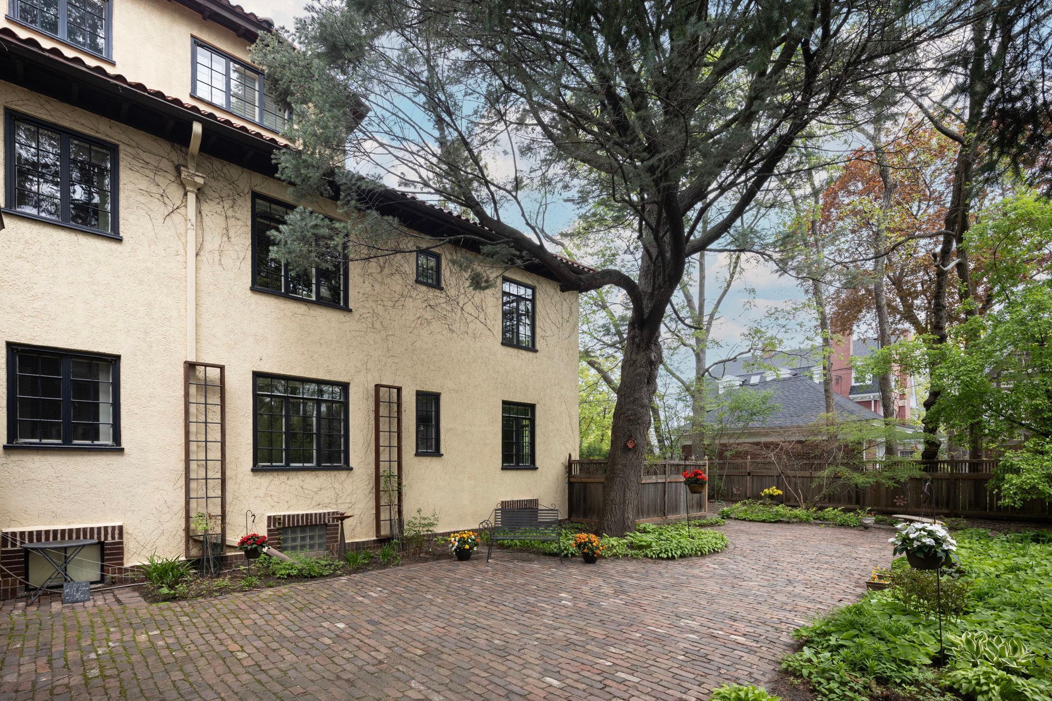Minneapolis, Minnesota, 55403, United States, 3 Bedrooms Bedrooms, ,2 BathroomsBathrooms,Residential,For Sale,1714237