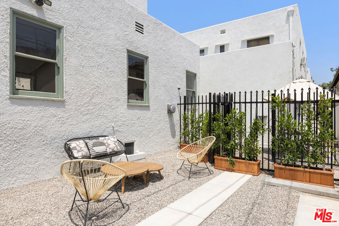 Los Angeles, California, 90036, United States, 2 Bedrooms Bedrooms, ,2 BathroomsBathrooms,Residential,For Sale,1897120