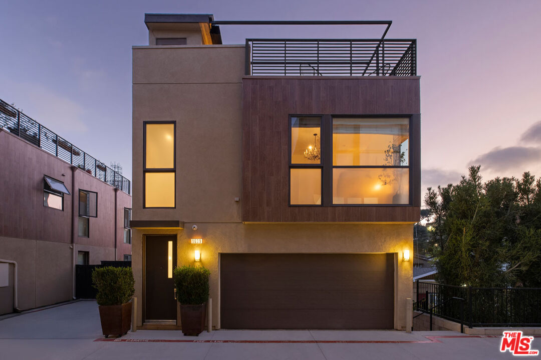 Los Angeles, California, 90026, United States, 3 Bedrooms Bedrooms, ,4 BathroomsBathrooms,Residential,For Sale,1927240
