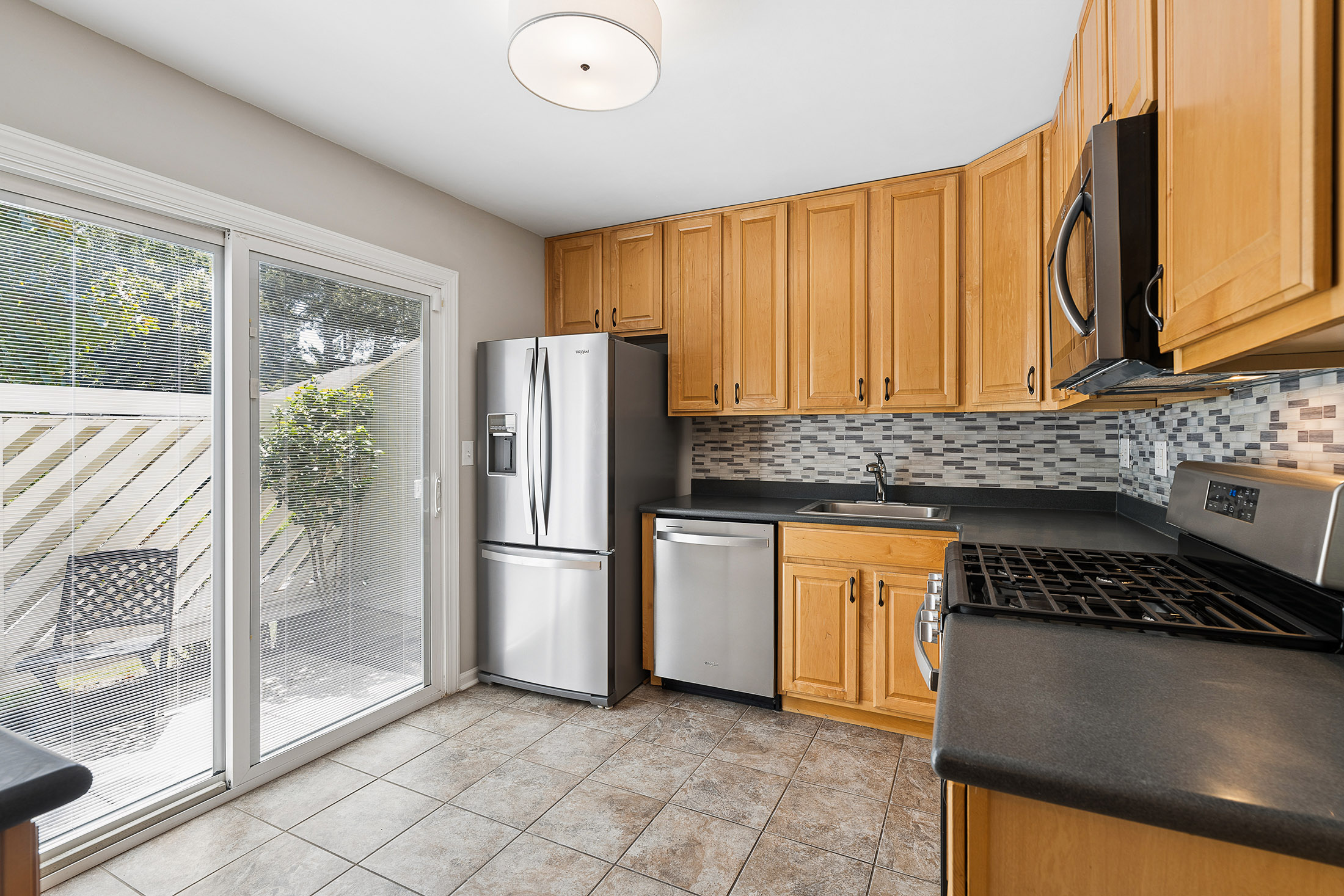  Beautifully Updated Fee Simple Townhome in an Exceptional Brookhaven Location - 物件實景