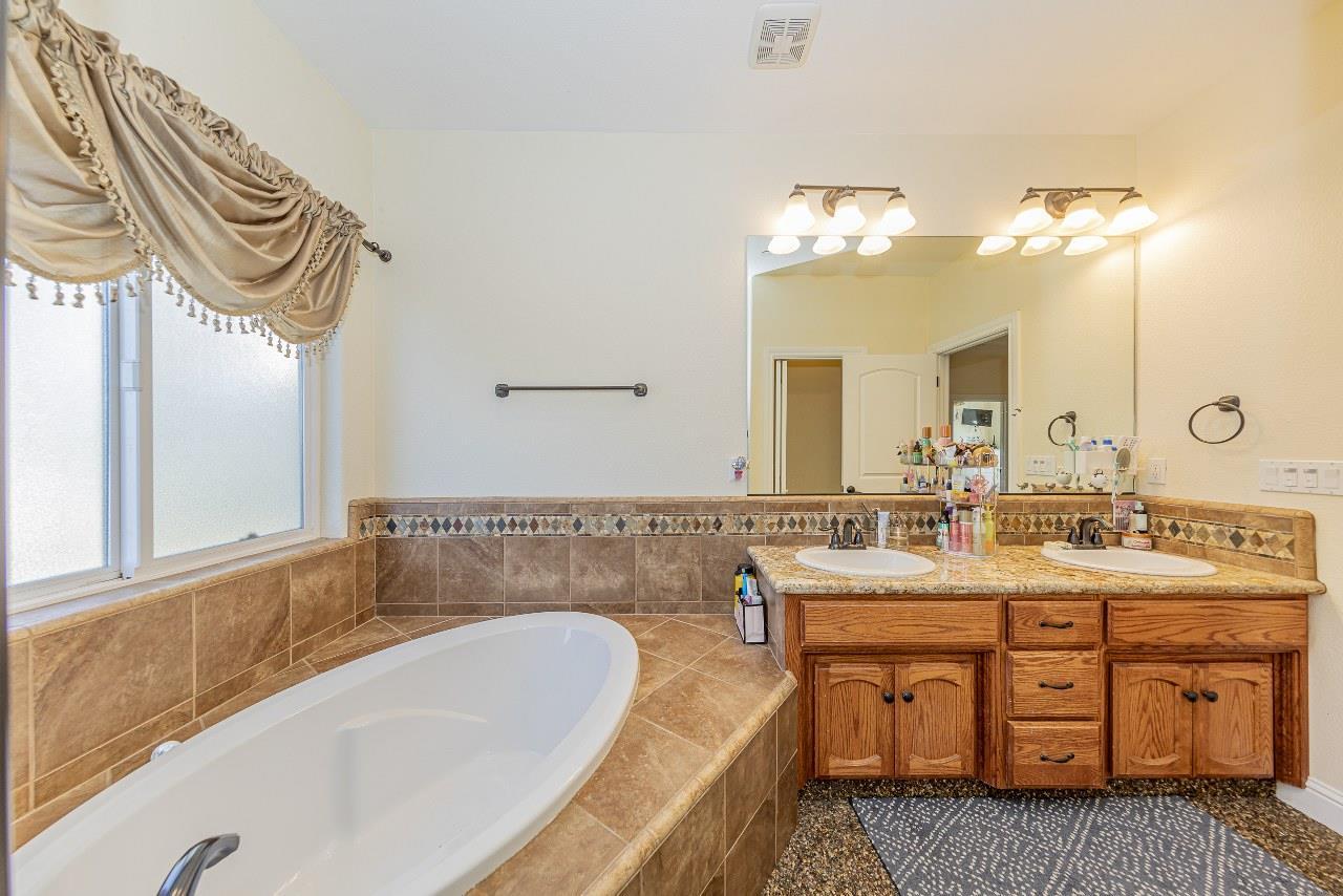 Raymond, California, 93653, United States, 5 Bedrooms Bedrooms, ,3 BathroomsBathrooms,Residential,For Sale,1996762