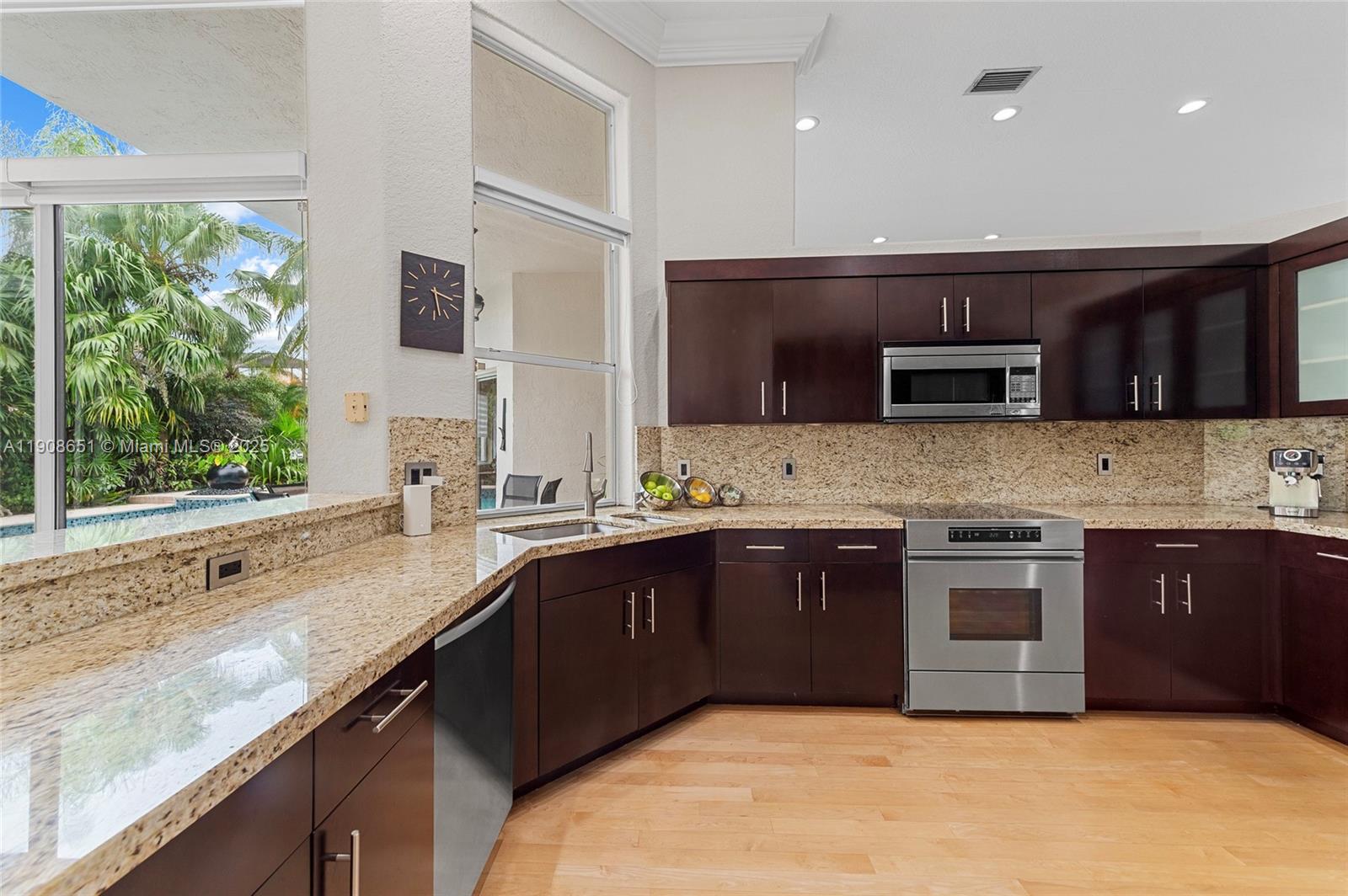 Weston, Florida, 33332, United States, 5 Bedrooms Bedrooms, ,4 BathroomsBathrooms,Residential,For Sale,1987743