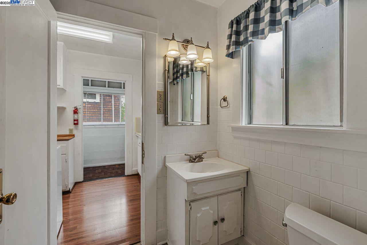 Alameda, California, 94501, United States, 1 Bedroom Bedrooms, ,1 BathroomBathrooms,Residential,For Sale,1917026
