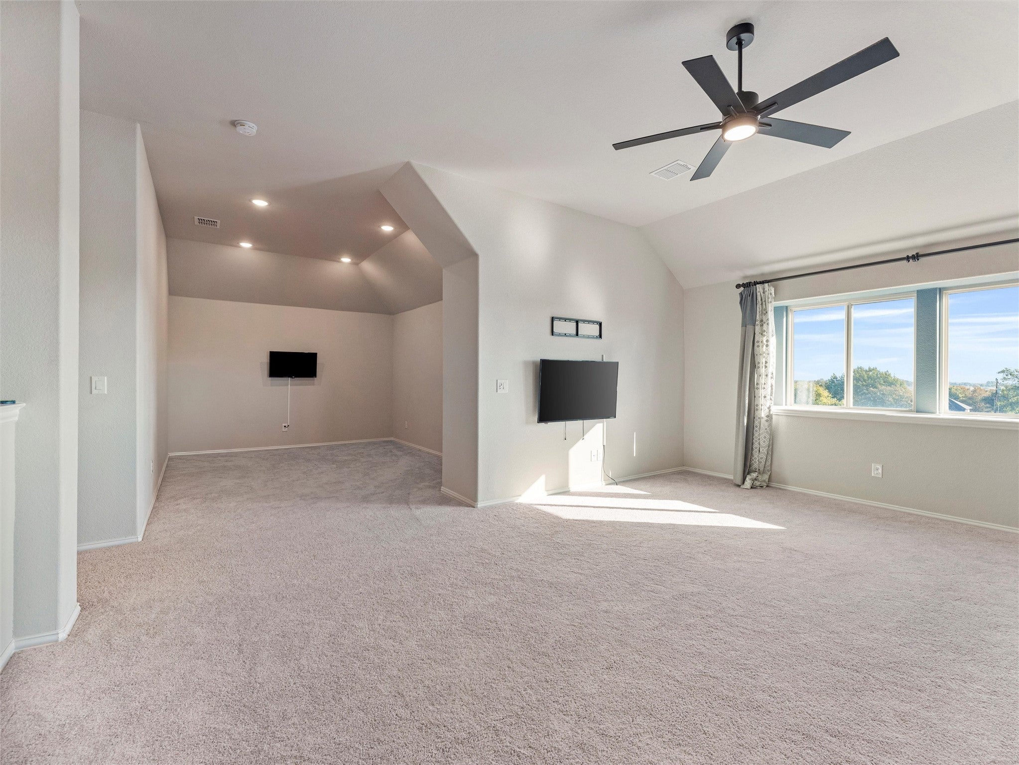 Waxahachie, Texas, 75165, United States, 5 Bedrooms Bedrooms, ,4 BathroomsBathrooms,Residential,For Sale,1989911