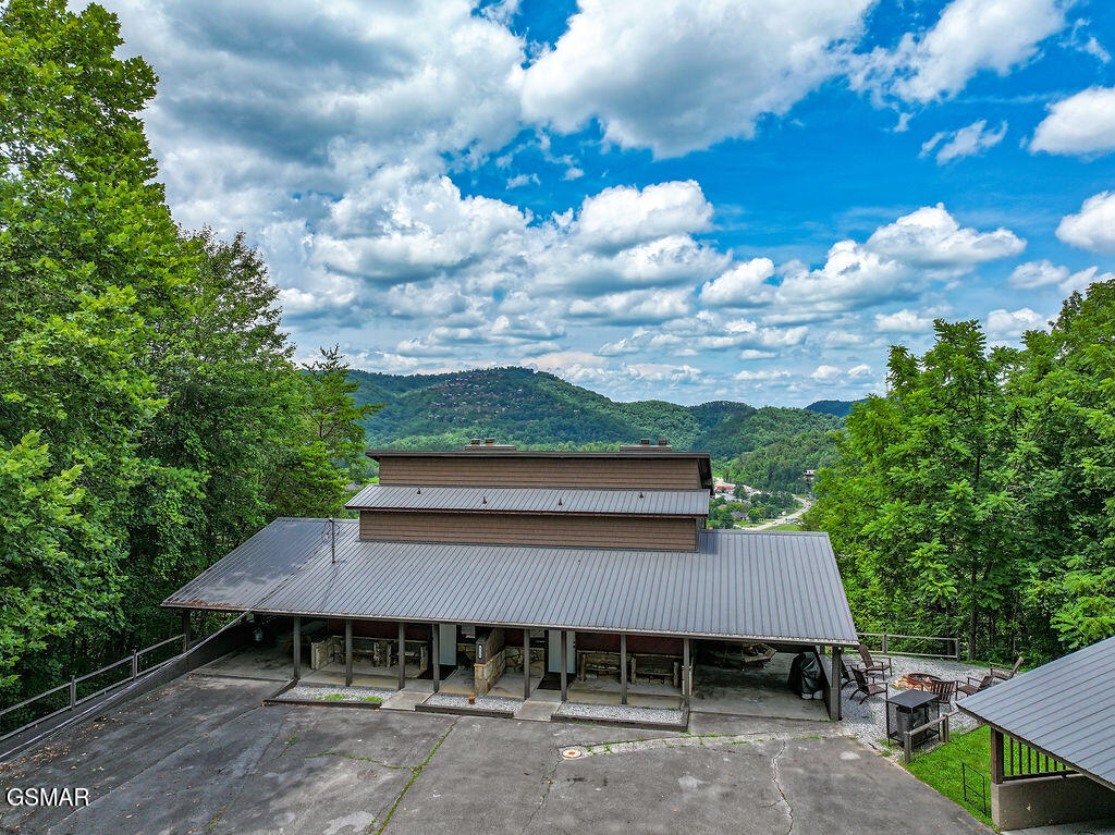 Sevierville, Tennessee, 37876, United States, 4 Bedrooms Bedrooms, ,6 BathroomsBathrooms,Residential,For Sale,2008845