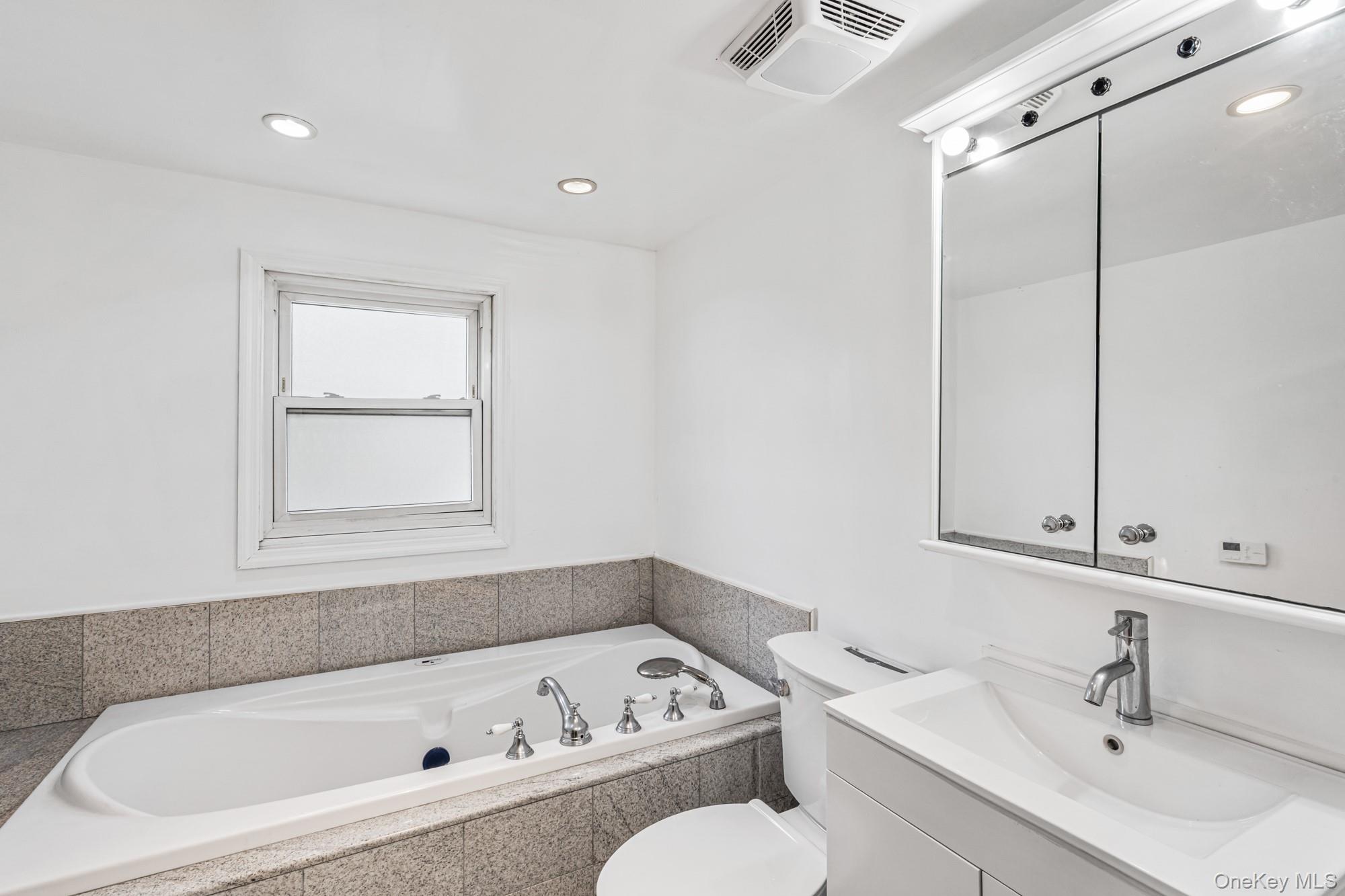  27-22 Bayside Lane, Flushing, NY, 11358 - 物件實景