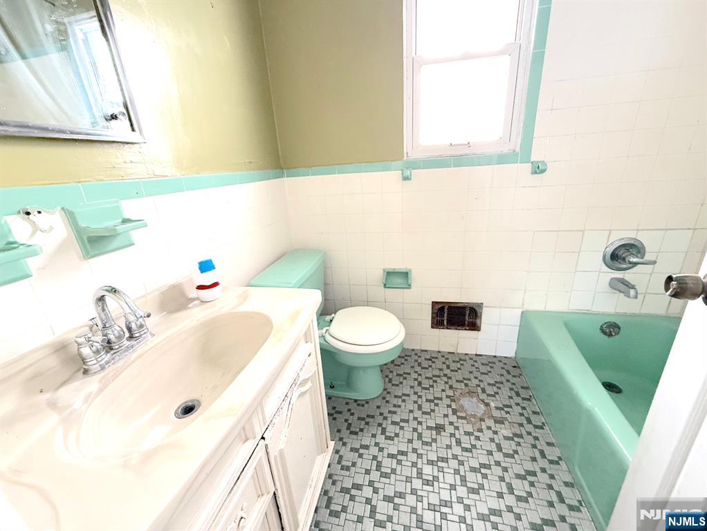 North Bergen, New Jersey, 07047, United States, 3 Bedrooms Bedrooms, ,2 BathroomsBathrooms,Residential,For Sale,1875990