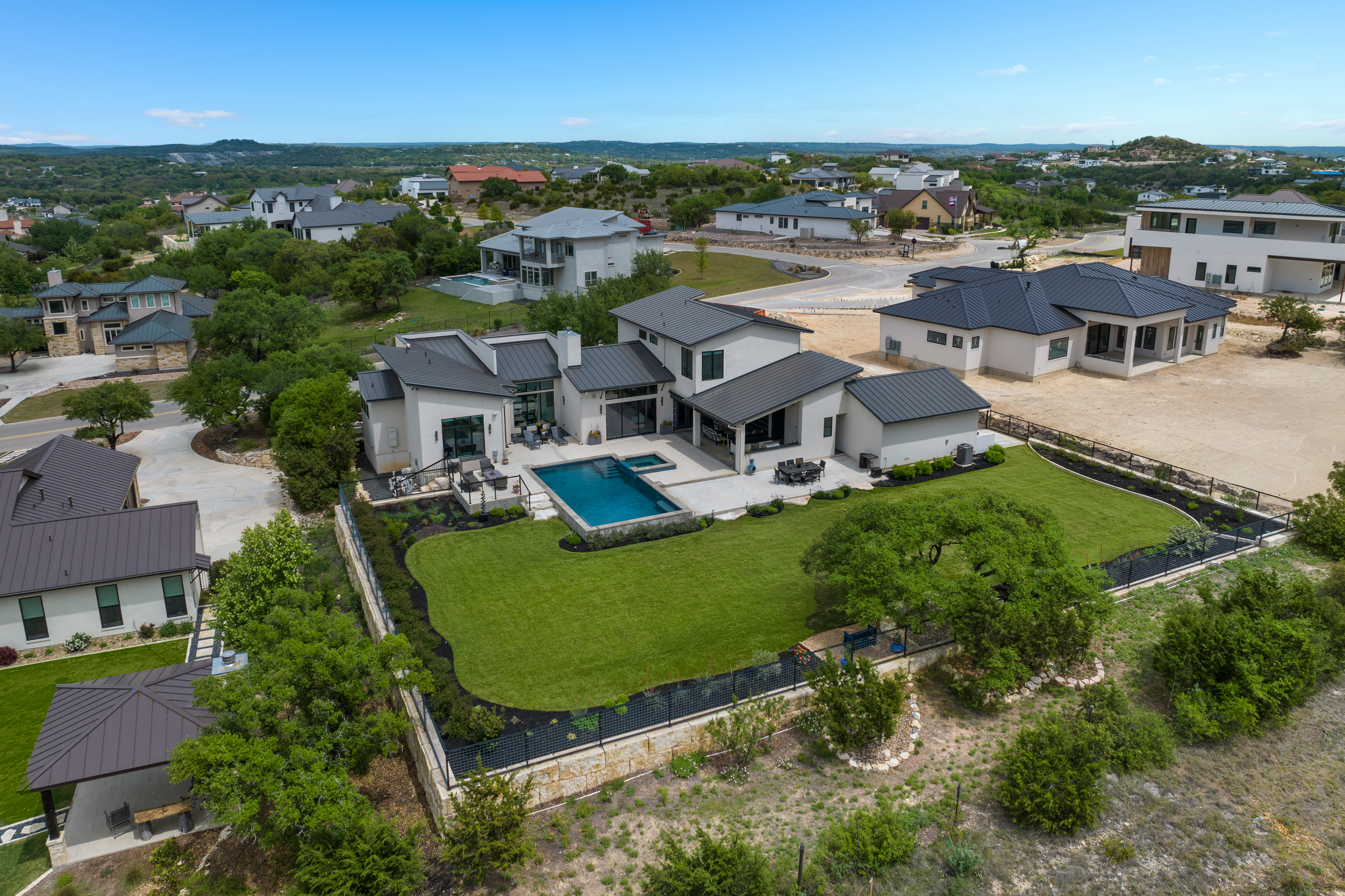  Custom Contemporary with Designer Finishes - 物件實景