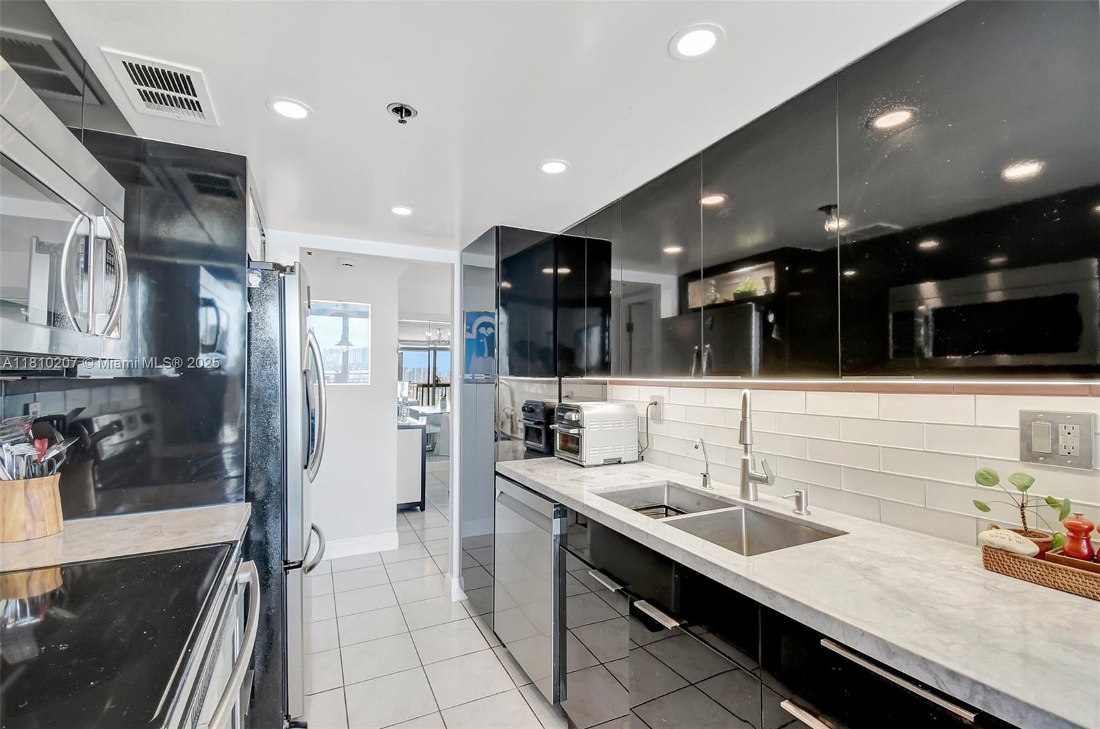 Sunny Isles Beach, Florida, 33160, United States, 2 Bedrooms Bedrooms, ,2 BathroomsBathrooms,Residential,For Sale,1837266