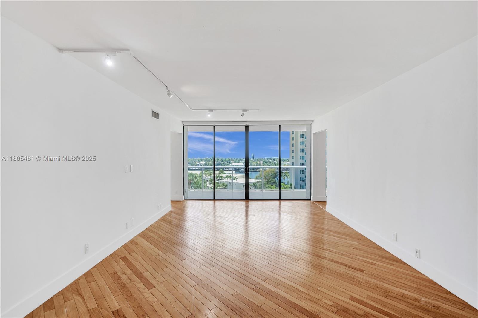 Aventura, Florida, 33180, United States, 2 Bedrooms Bedrooms, ,2 BathroomsBathrooms,Residential,For Sale,1827692
