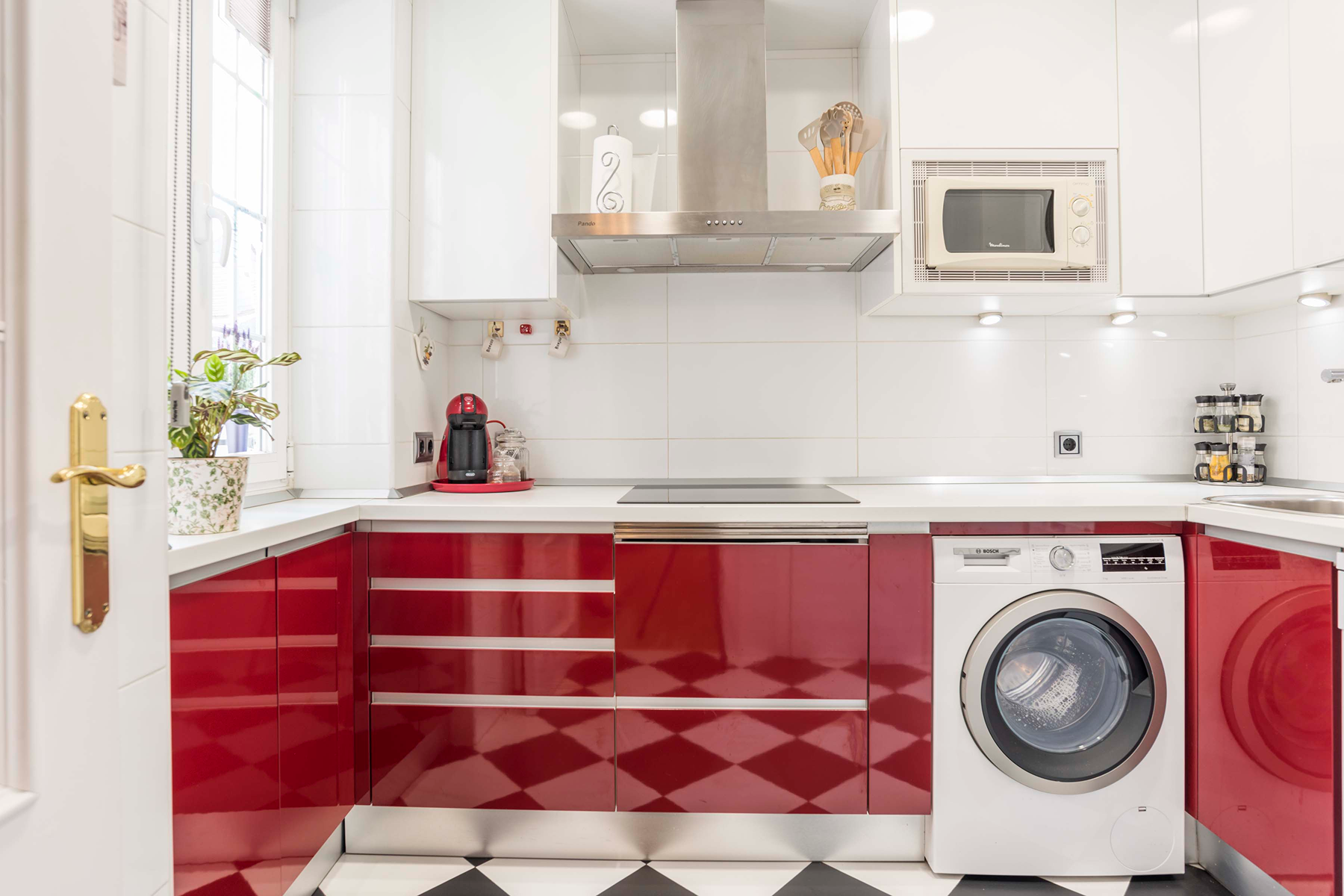  Exterior apartment in Trafalgar with four street-facing balconies - 物件實景