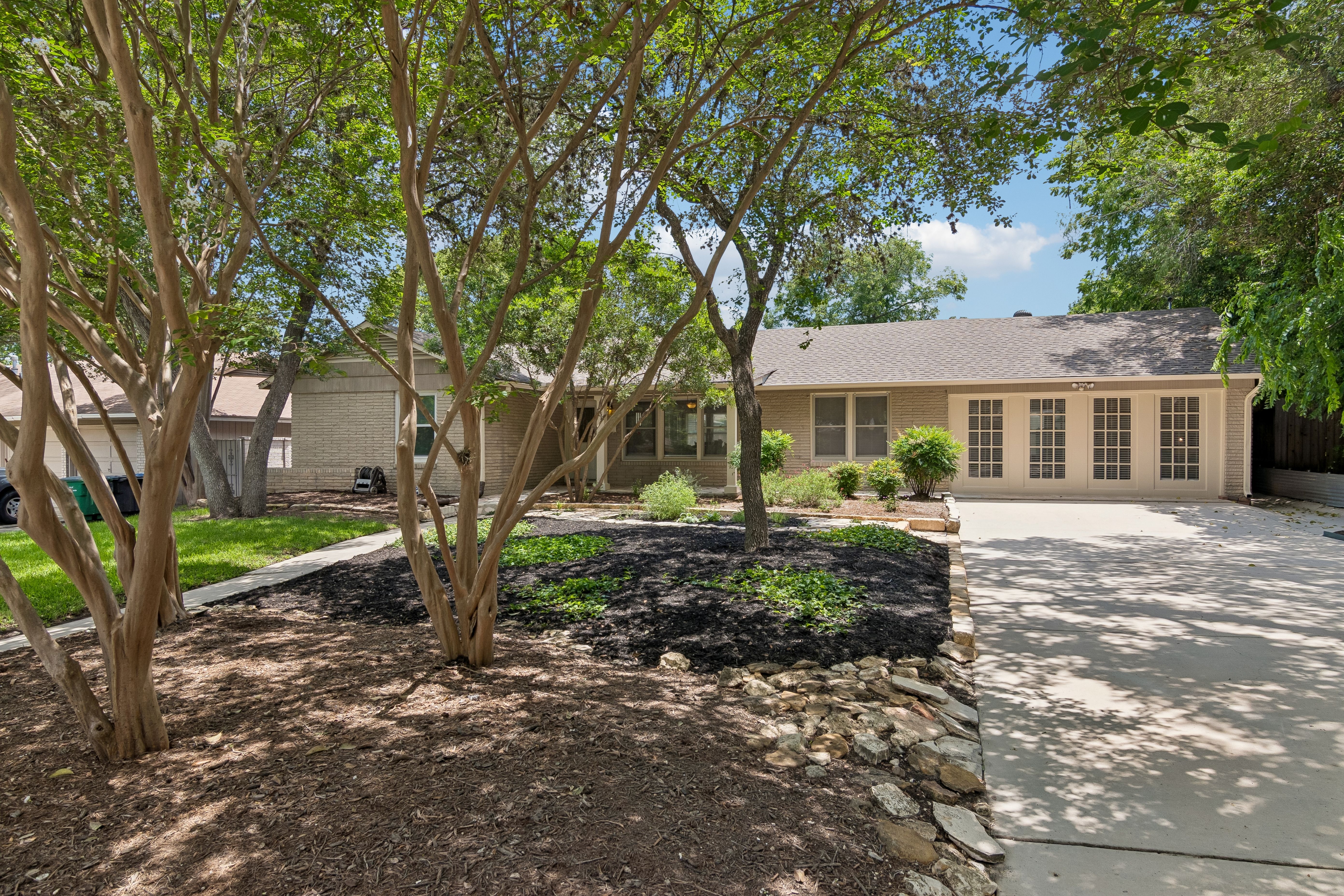  Beautifully Updated Home with Spacious Backyard - 物件實景