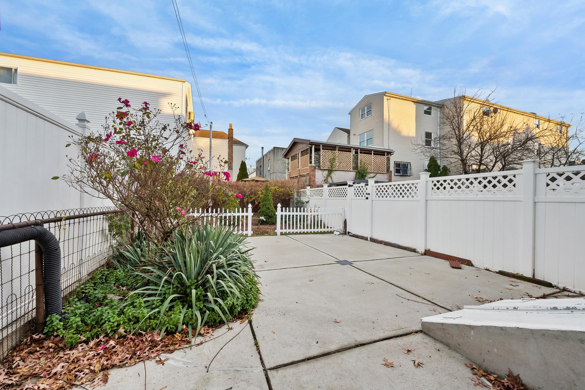 Union City, New Jersey, 07087, United States, 3 Bedrooms Bedrooms, ,2 BathroomsBathrooms,Residential,For Sale,2002067