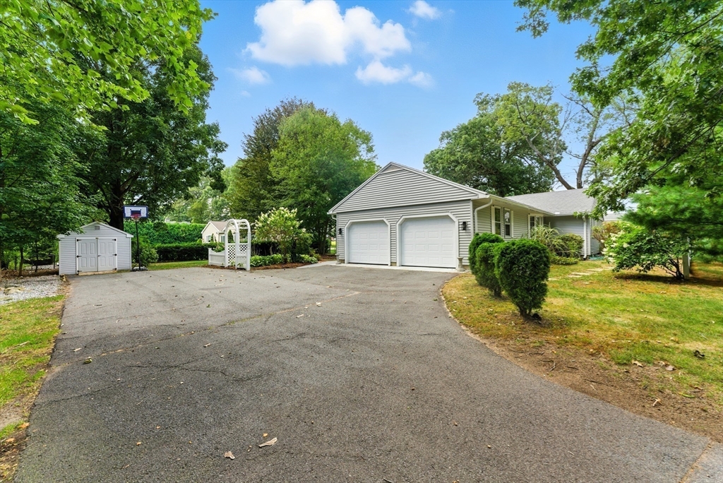 Longmeadow, Massachusetts, 01106, United States, 3 Bedrooms Bedrooms, ,3 BathroomsBathrooms,Residential,For Sale,1933397