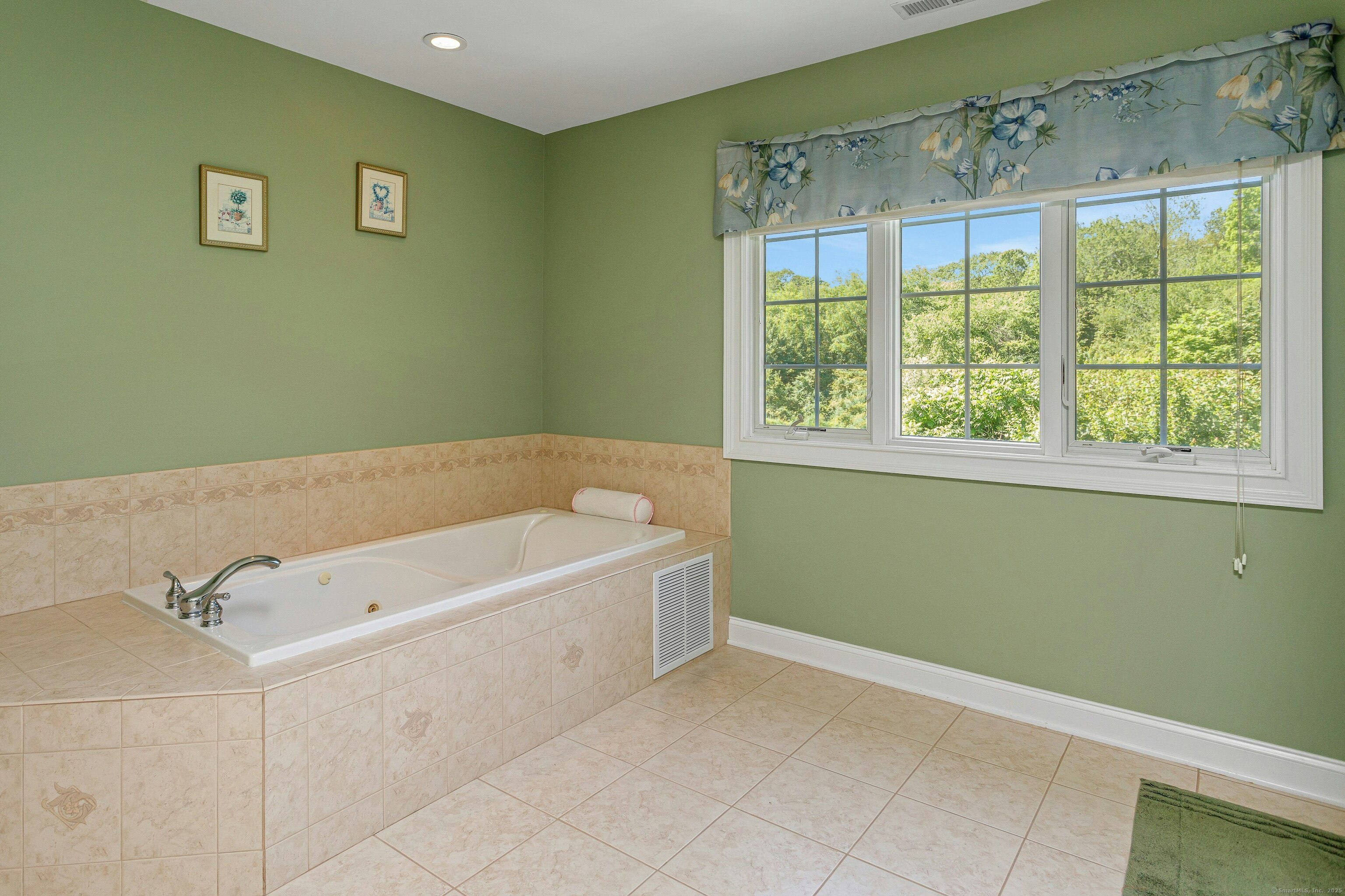 Shelton, Connecticut, 06484, United States, 3 Bedrooms Bedrooms, ,3 BathroomsBathrooms,Residential,For Sale,1875450