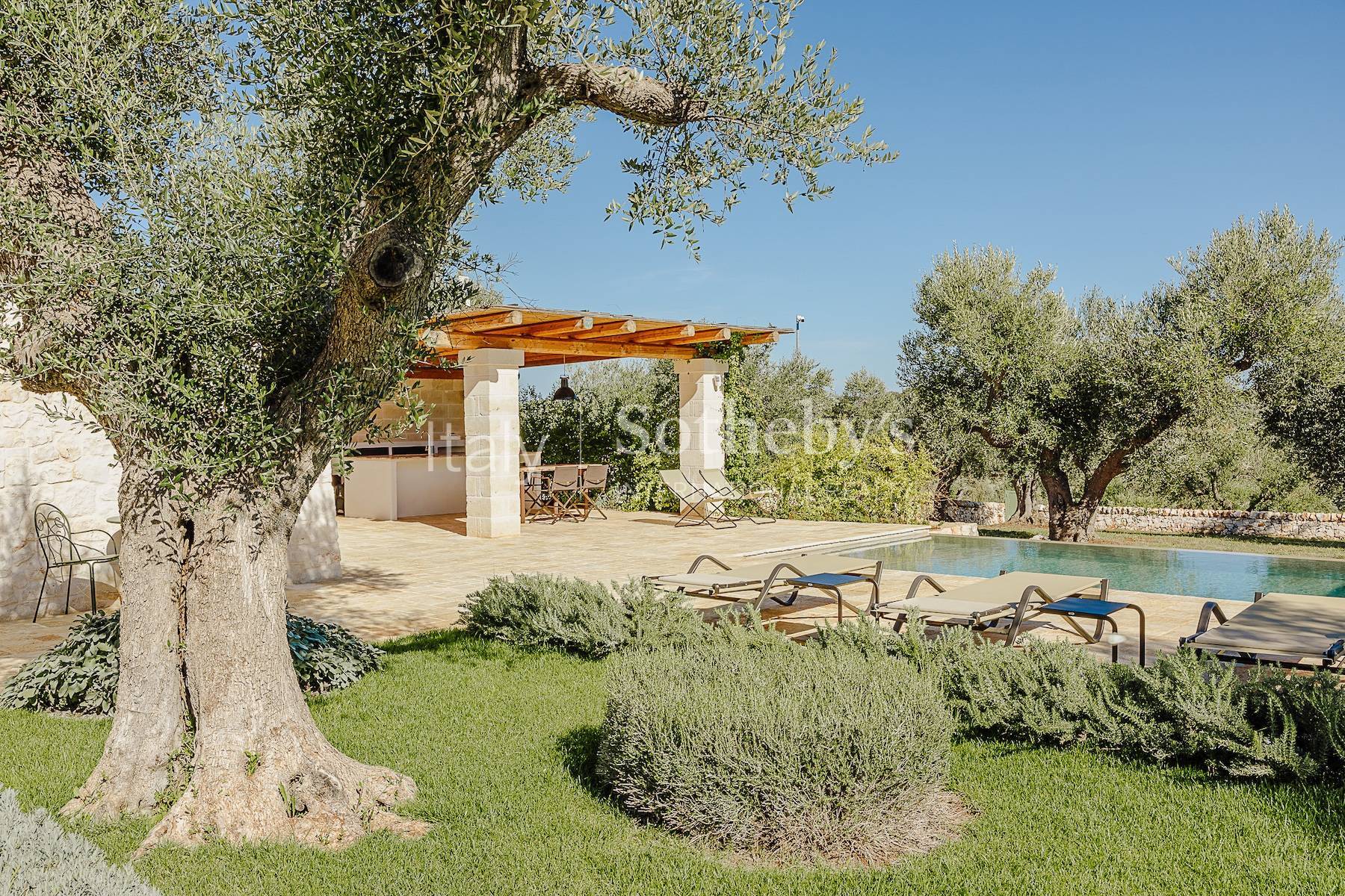  Exclusive estate among the olive trees in the Valle d