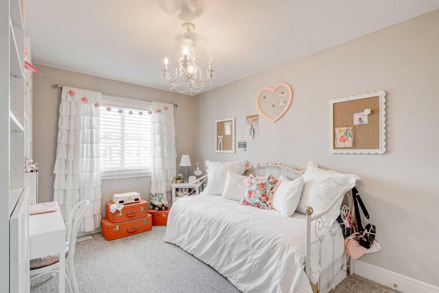 CALGARY, Alberta, T2X 2E1, CA, 4 Bedrooms Bedrooms, ,3 BathroomsBathrooms,Residential,For Sale,1987816