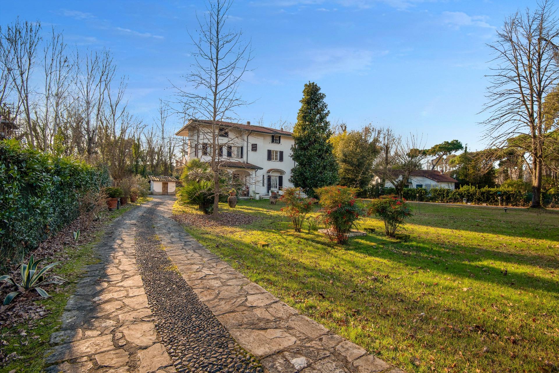 Massa, Massa-Carrara, 54100, IT, 4 Bedrooms Bedrooms, ,4 BathroomsBathrooms,Residential,For Sale,1688477