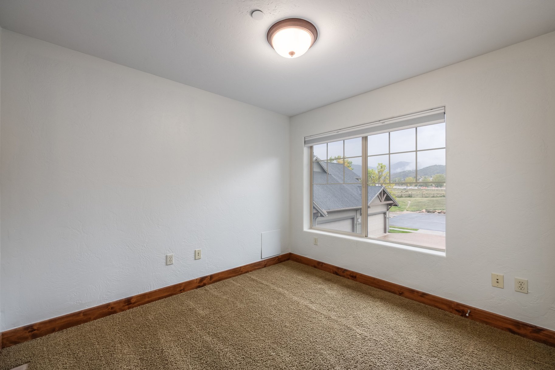  3-Bedroom Fox Point Townhome with 2-Car Garage & Newly Updated Kitchen - 物件實景