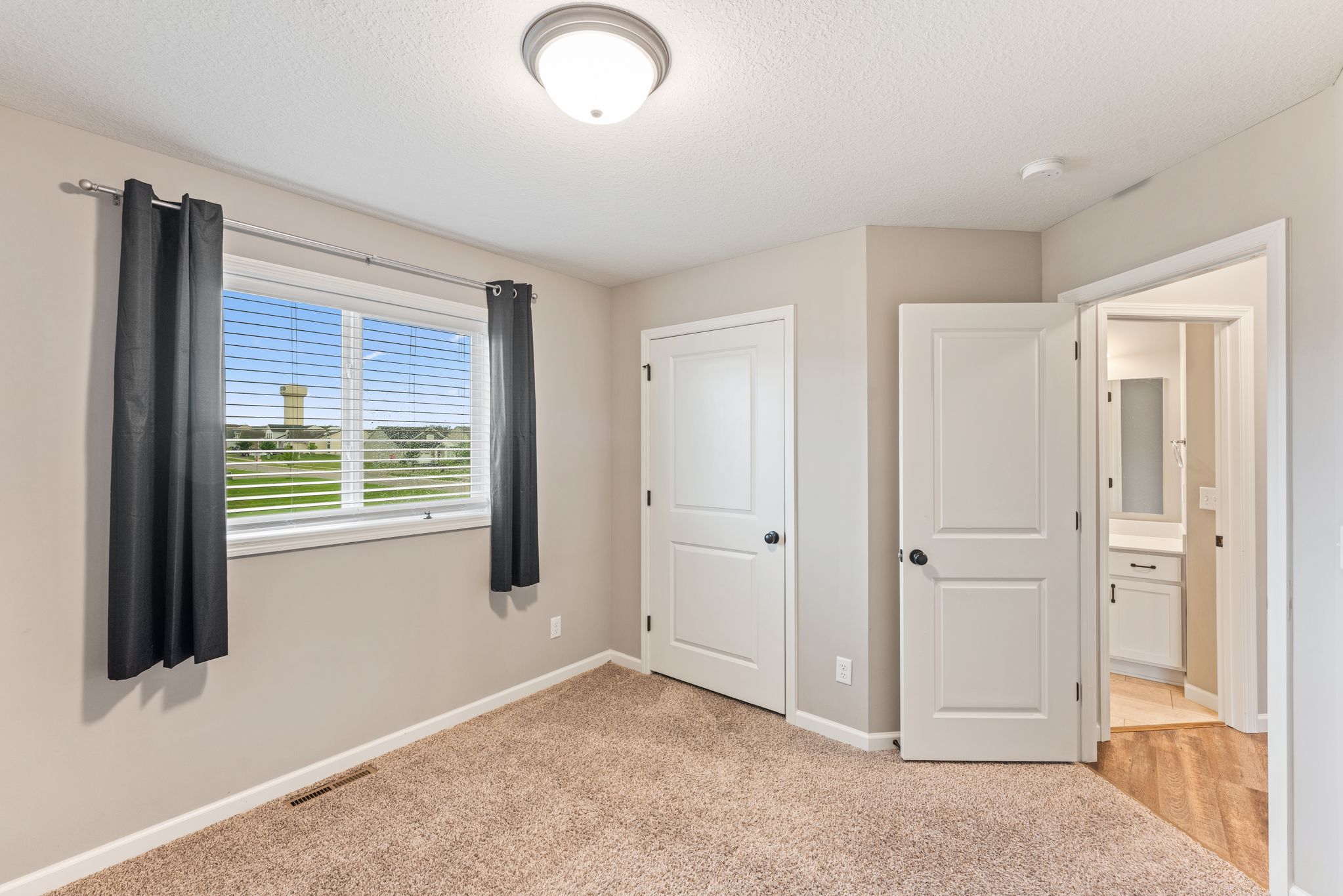  Spacious Walkout Living on a Prime Corner Lot - 物件實景