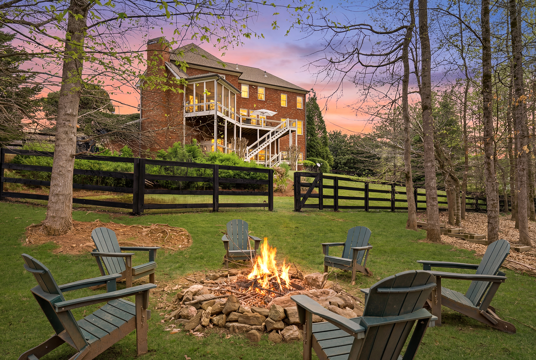  Meticulous Brick Estate Blends Timeless Architecture with Elevated Design - 物件實景