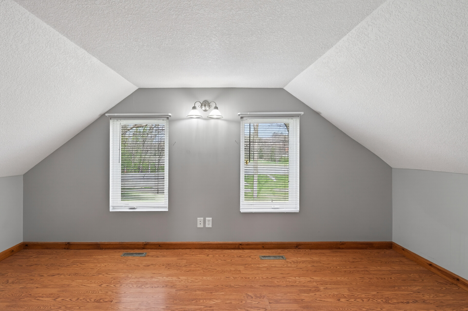  Charming Home with Loft, Workshop, and Prime Location - 物件實景