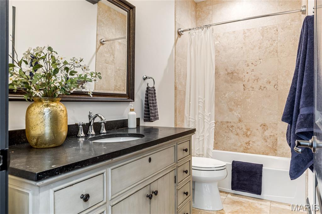 University City, Missouri, 63105, United States, 4 Bedrooms Bedrooms, ,5 BathroomsBathrooms,Residential,For Sale,1989585