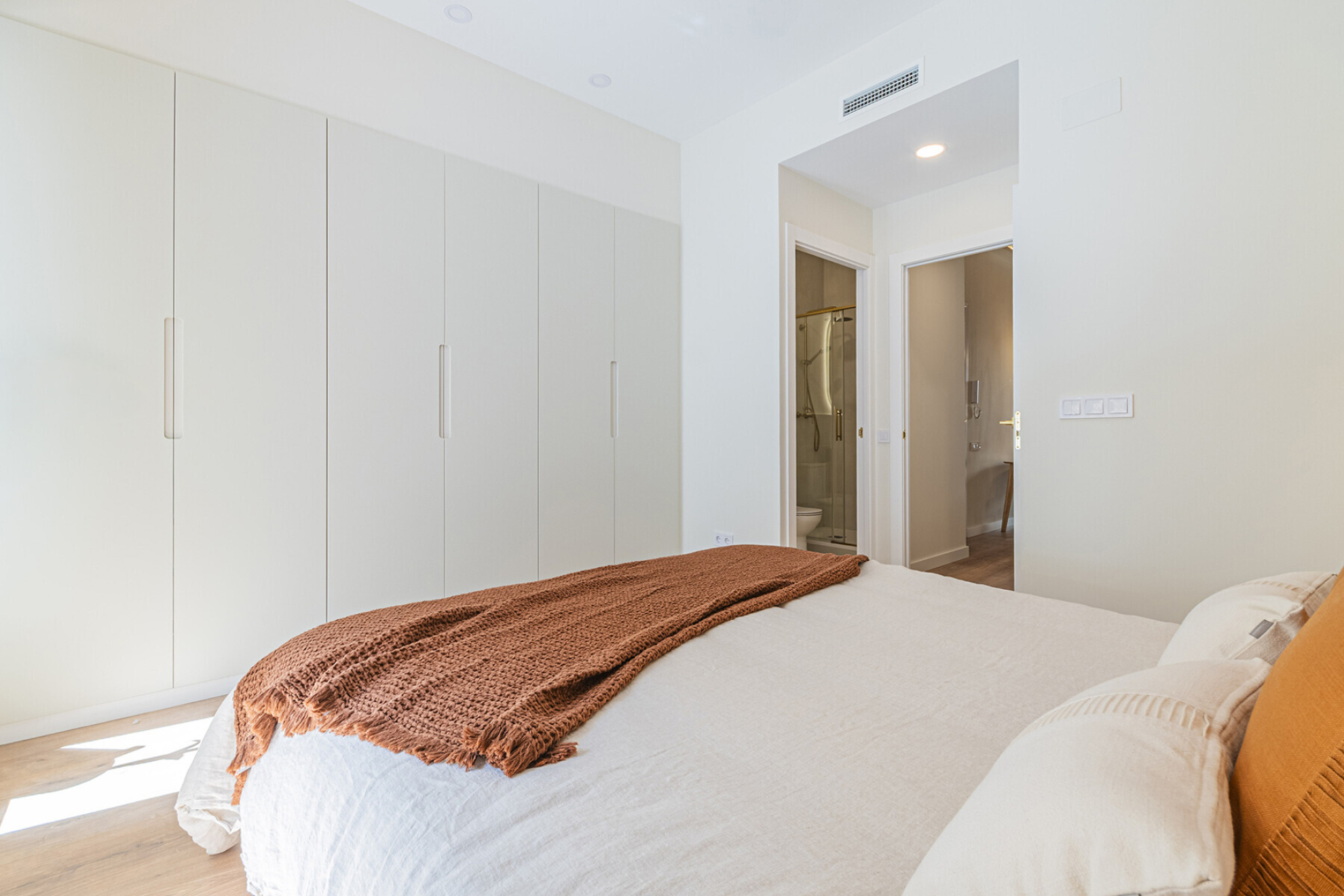  Brand new renovated apartment with terrace and designer furniture - 物件實景
