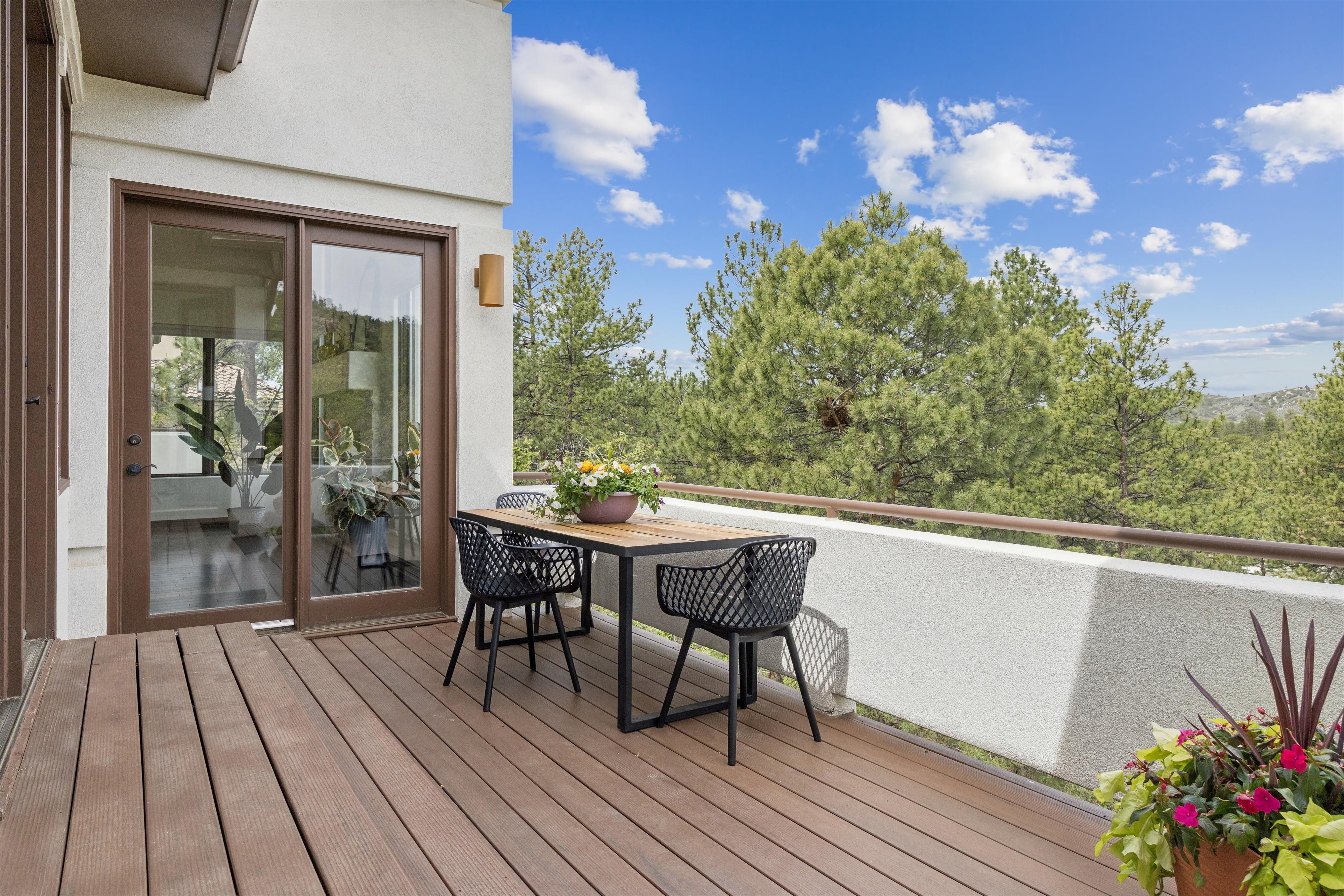  Remodeled 4 Bed 6 Bath Residence Offering Mountain, Sunset Views & Privacy - 物件實景