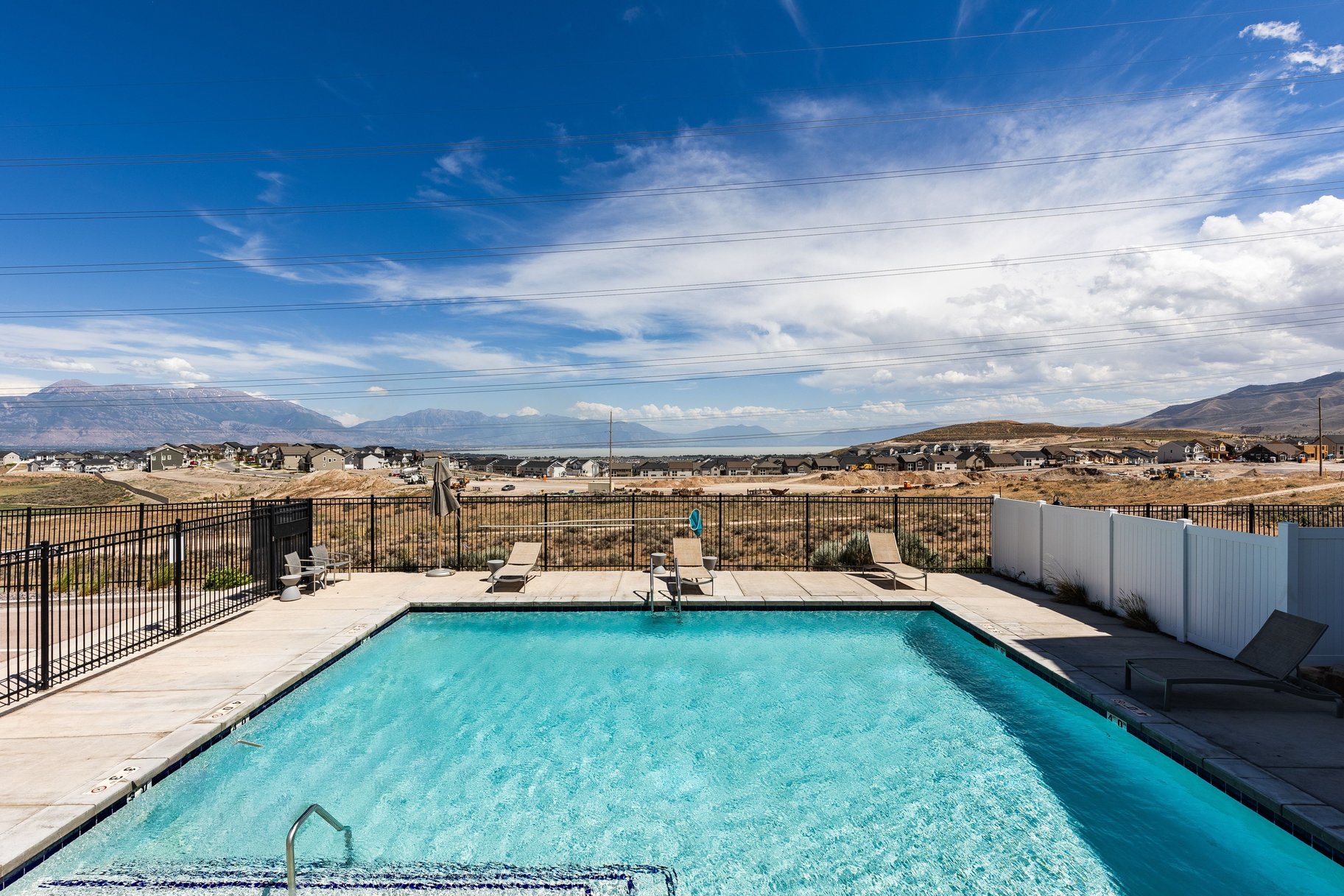  Views, Space & Style in Eagle Mountain - 物件實景