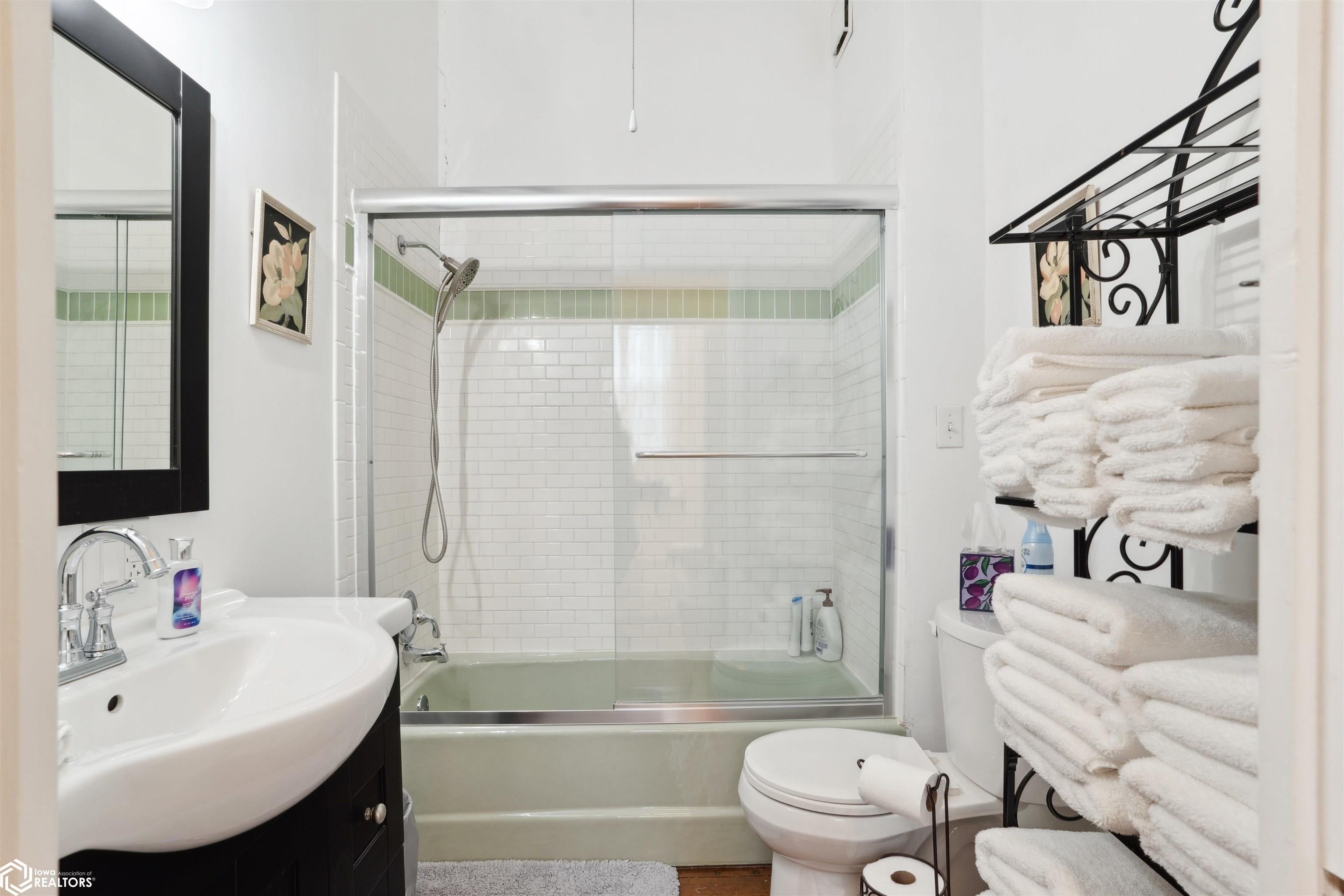 Dallas City, Illinois, 62330, United States, 8 Bedrooms Bedrooms, ,7 BathroomsBathrooms,Residential,For Sale,1980104