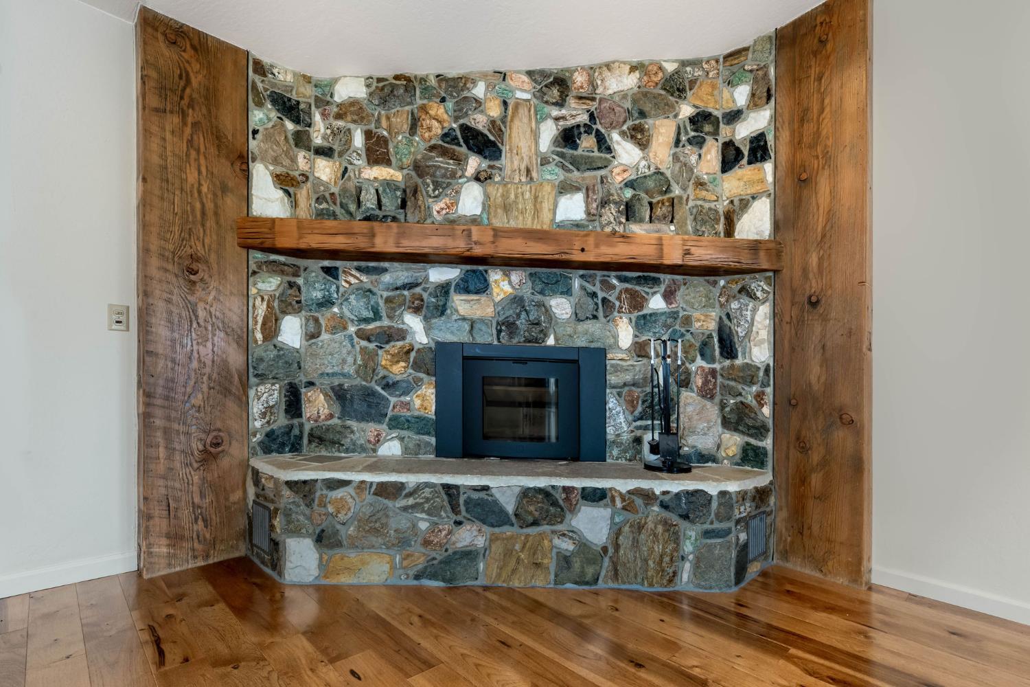 Grass Valley, California, 95949, United States, 4 Bedrooms Bedrooms, ,4 BathroomsBathrooms,Residential,For Sale,2015121