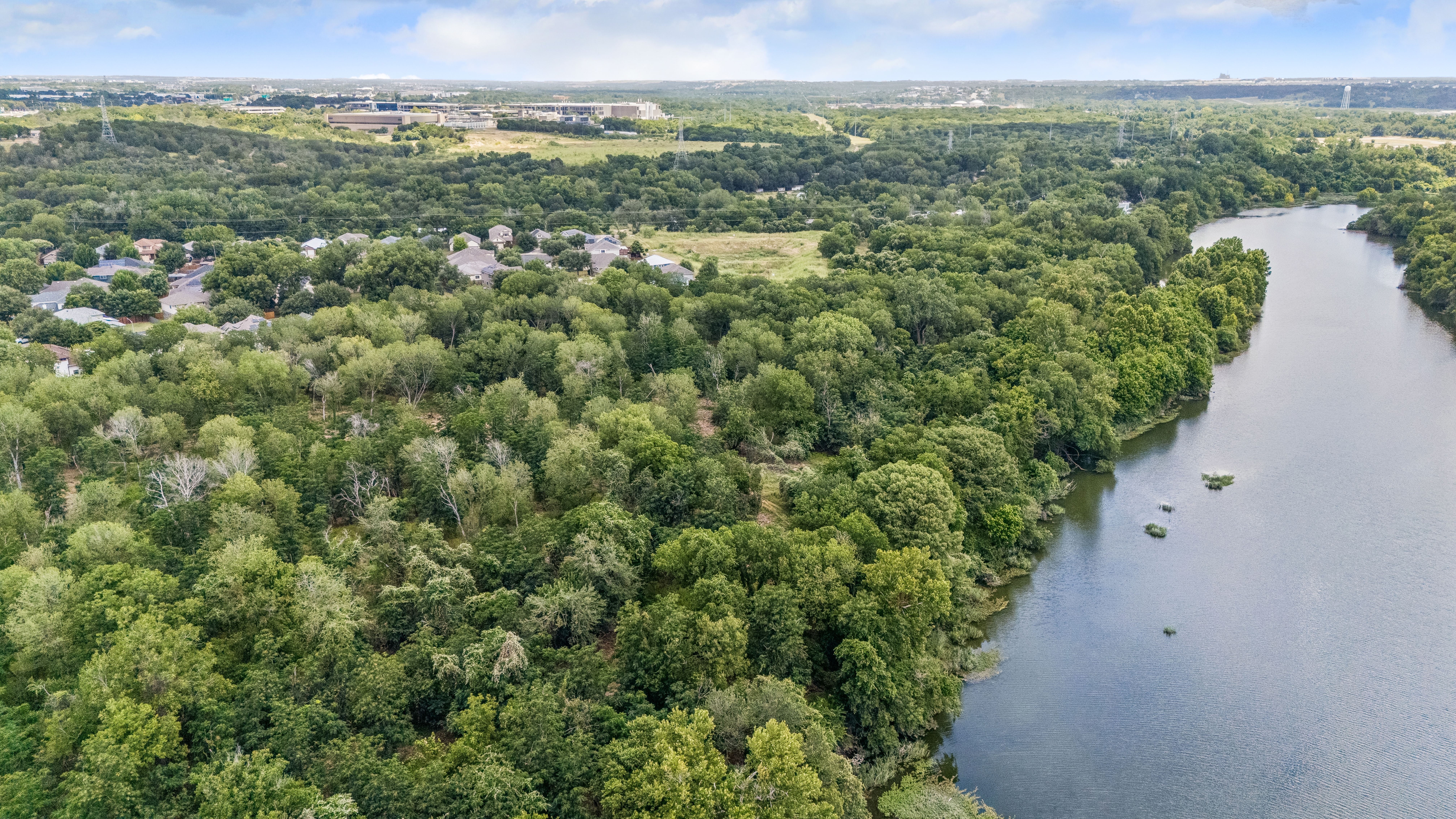  Single-Story Retreat Backing to Greenbelt in Knollwood on the Colorado River - 物件實景