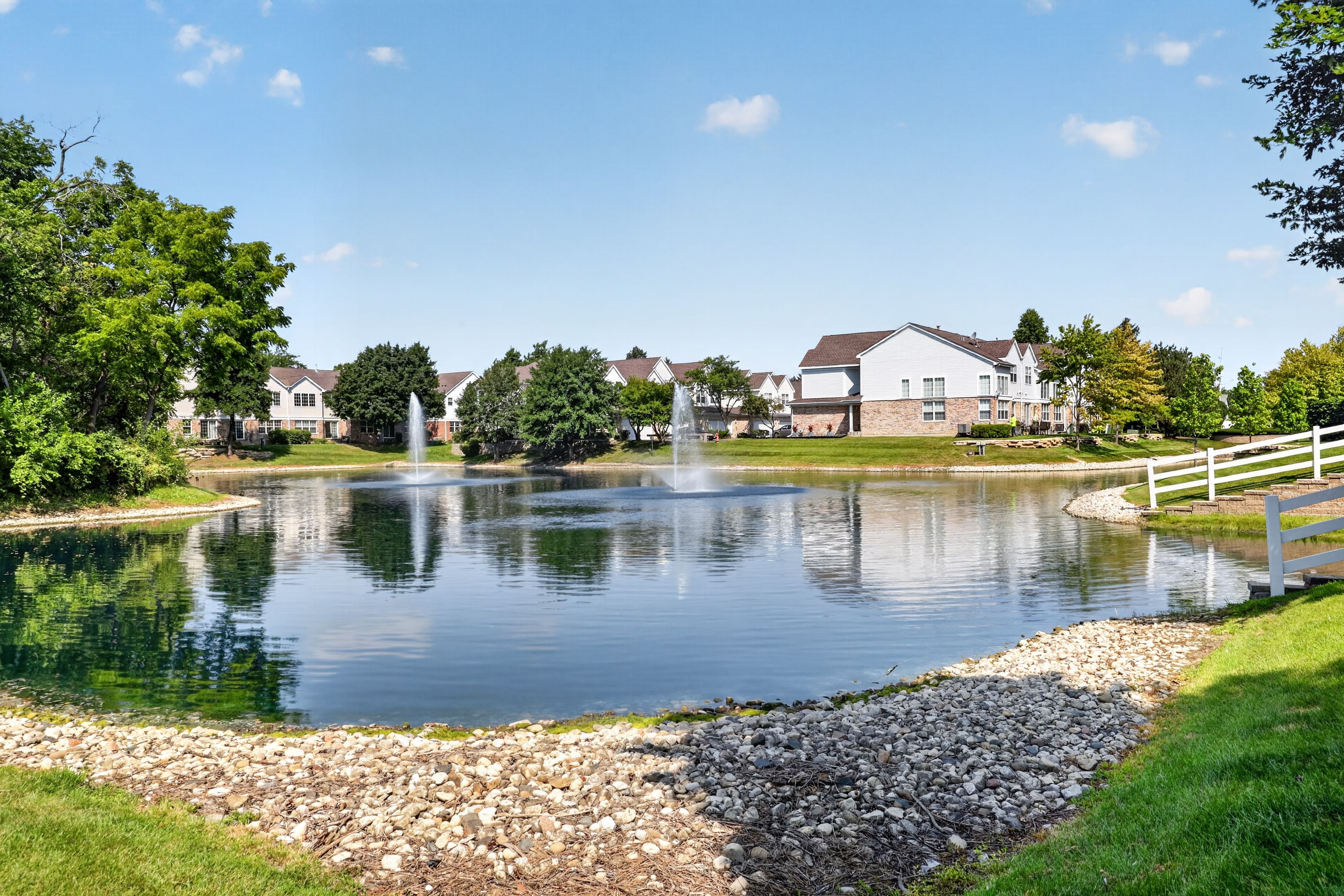  Beautiful Private End-unit Townhome Overlooking a Peaceful Pond - 物件實景