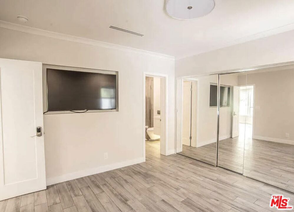 Los Angeles, California, 90048, United States, 3 Bedrooms Bedrooms, ,2 BathroomsBathrooms,Residential,For Sale,1919092