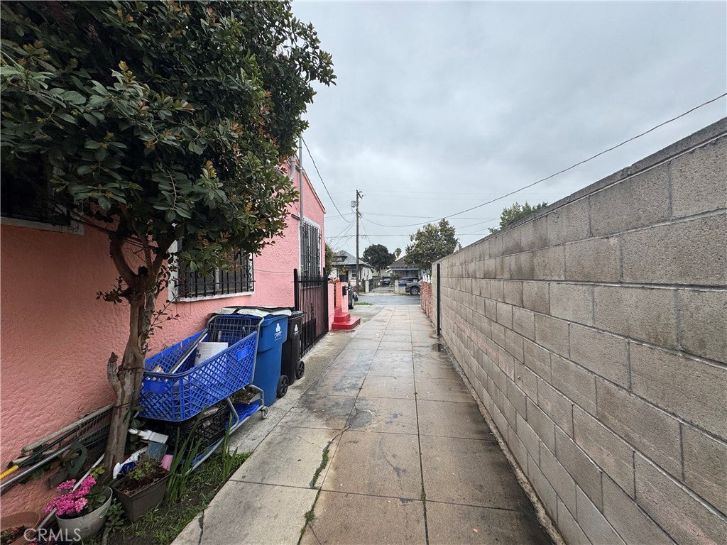 Los Angeles, California, 90037, United States, ,Residential,For Sale,2006199