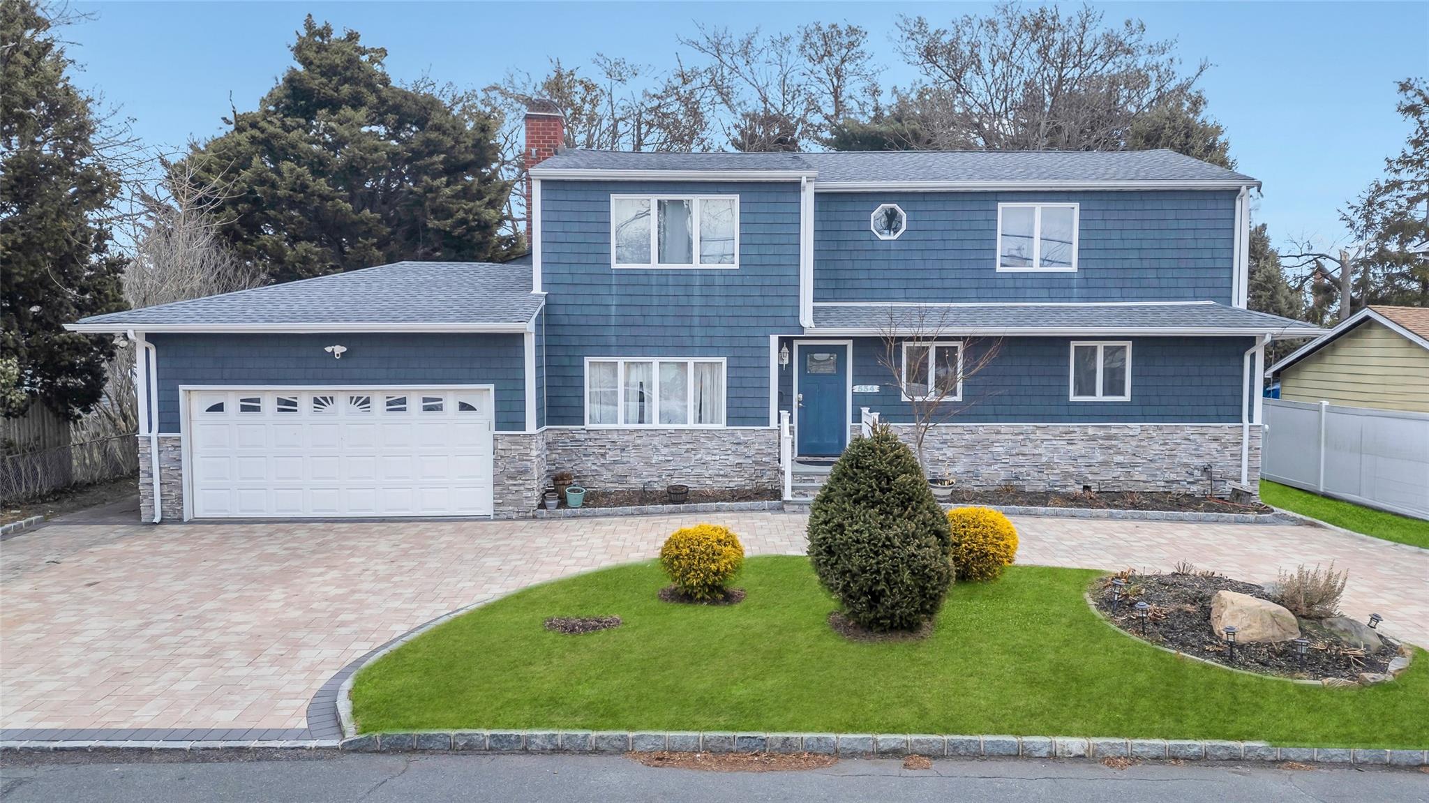 Lindenhurst, New York, 11757, United States, 5 Bedrooms Bedrooms, ,3 BathroomsBathrooms,Residential,For Sale,1707777