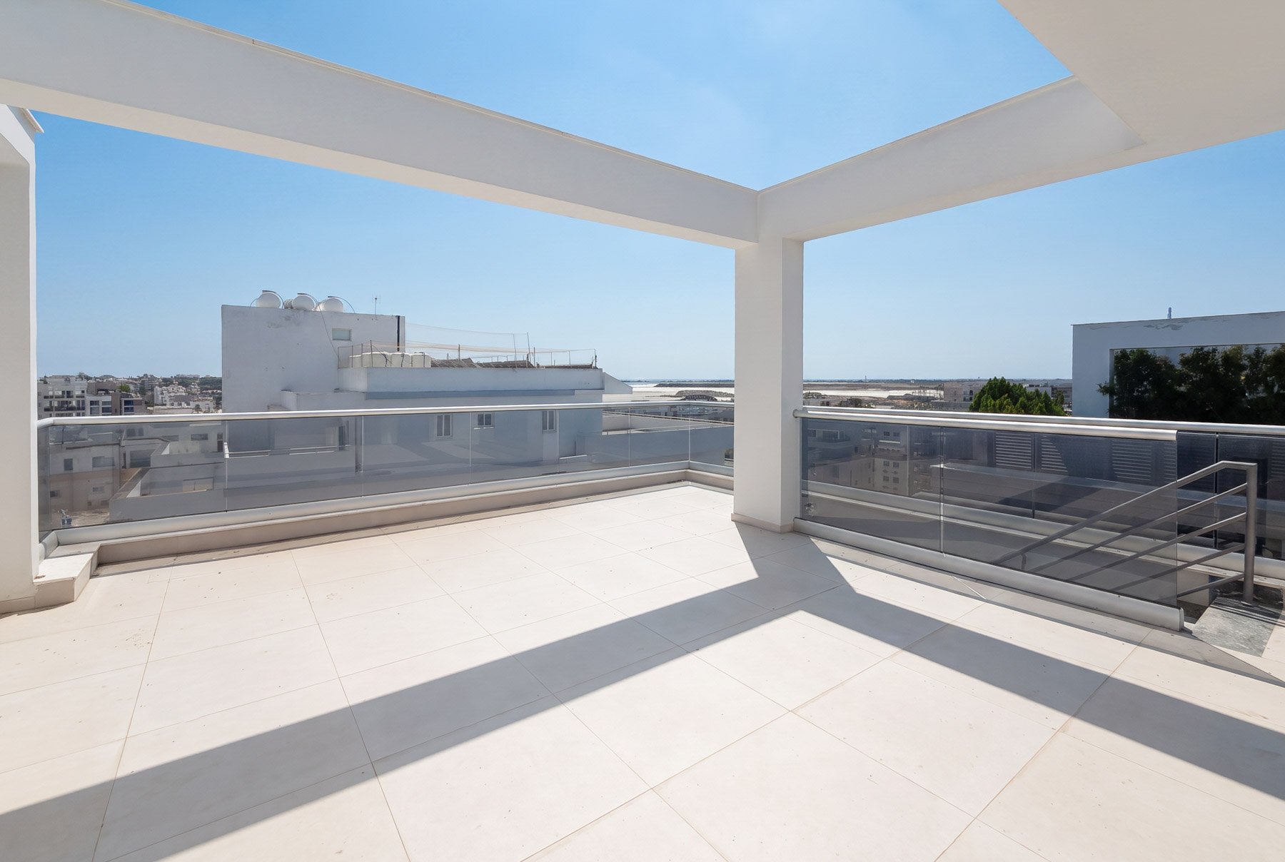  Two-Bedroom Upper-Floor Apartment with Roof Garden in Larnaca - 物件實景